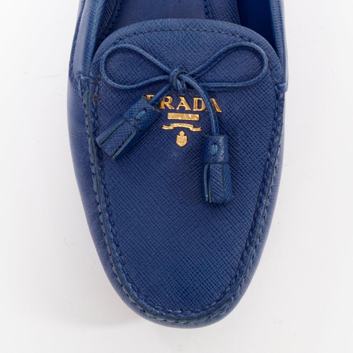 PRADA mocassins plats en cuir safrané bleu avec logo doré EU36 en vente 1