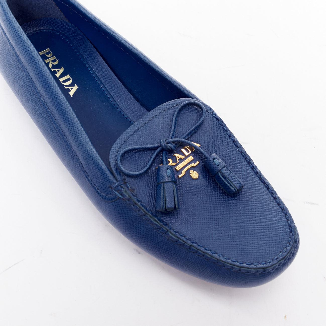 PRADA mocassins plats en cuir safrané bleu avec logo doré EU36 en vente 2