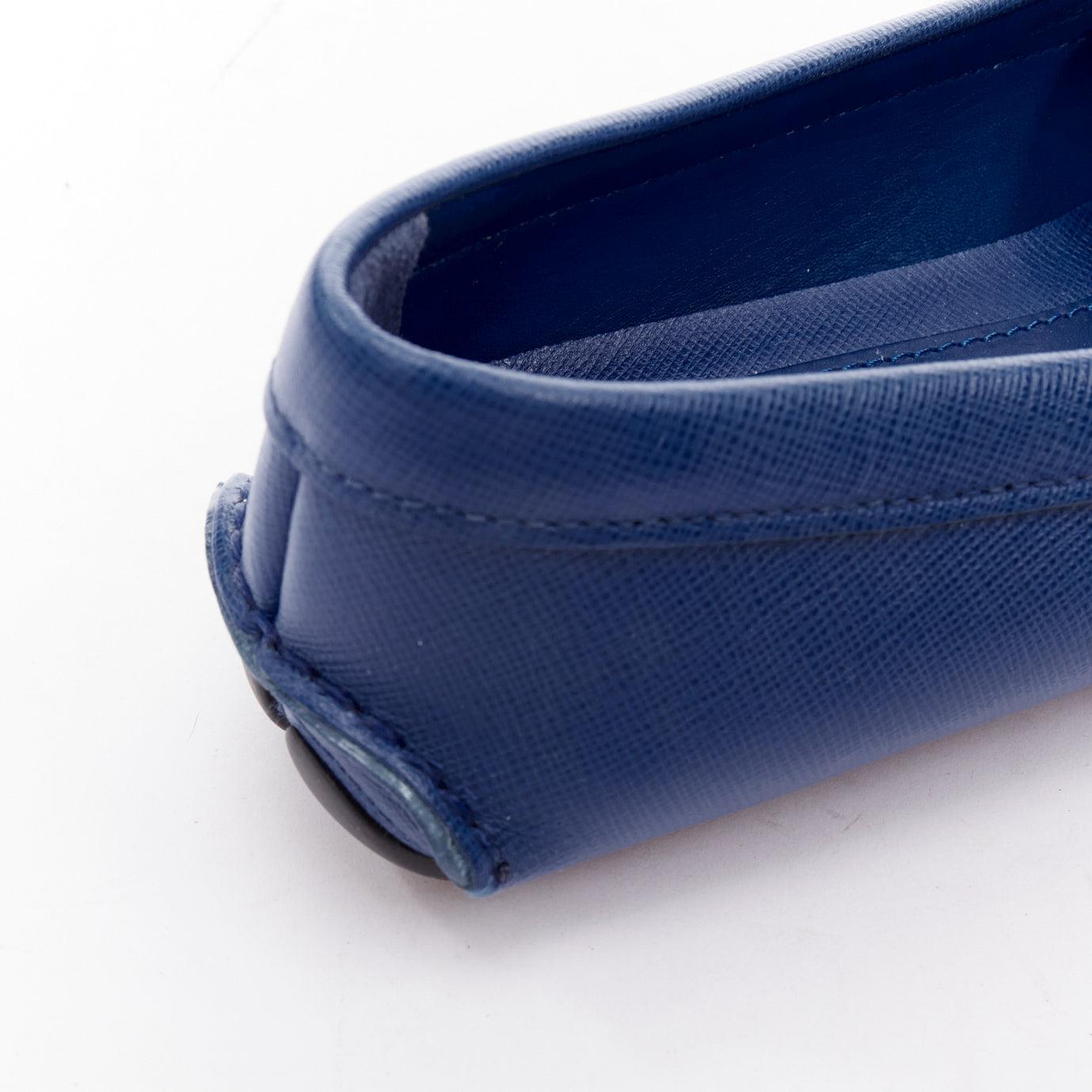 PRADA mocassins plats en cuir safrané bleu avec logo doré EU36 en vente 3