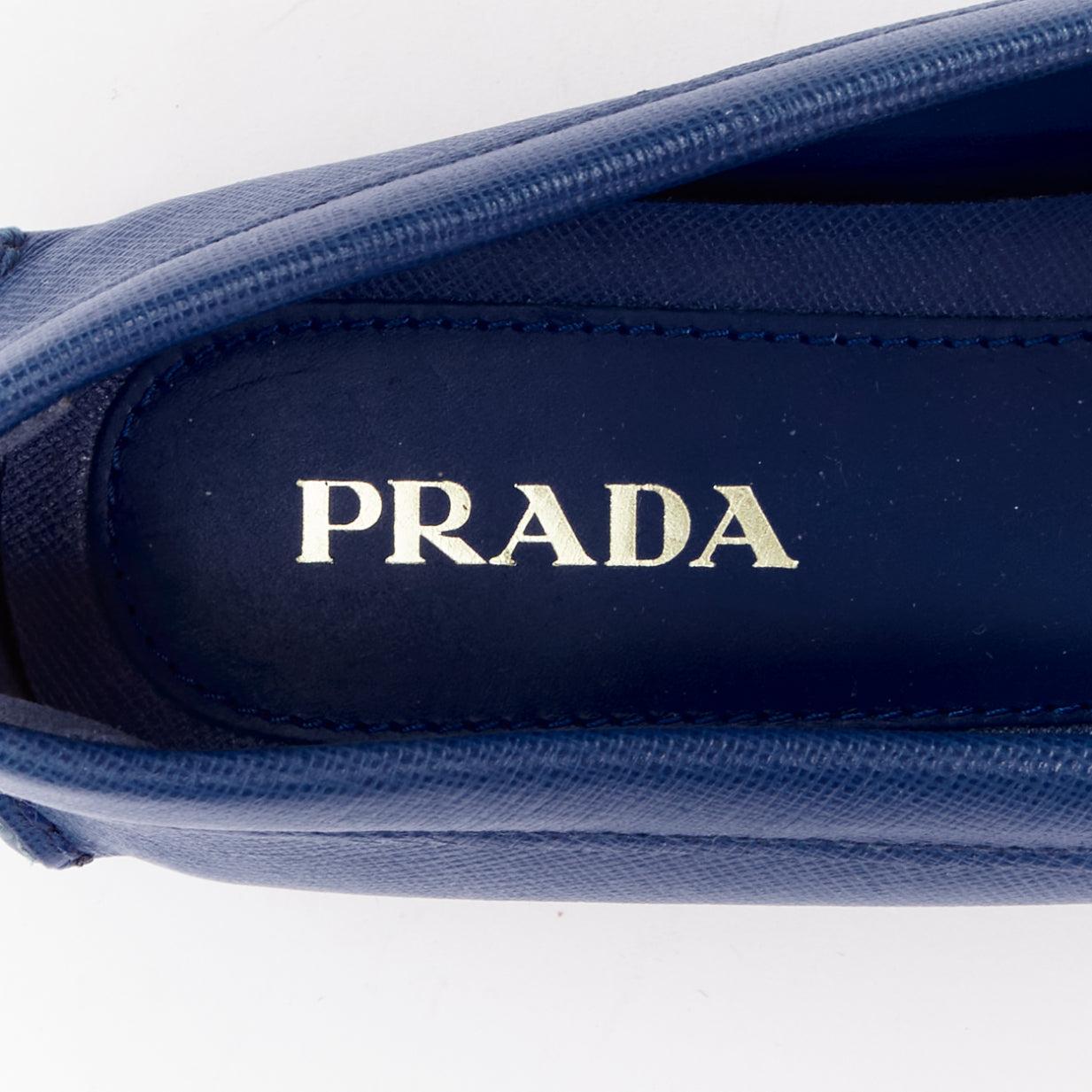 PRADA mocassins plats en cuir safrané bleu avec logo doré EU36 en vente 4