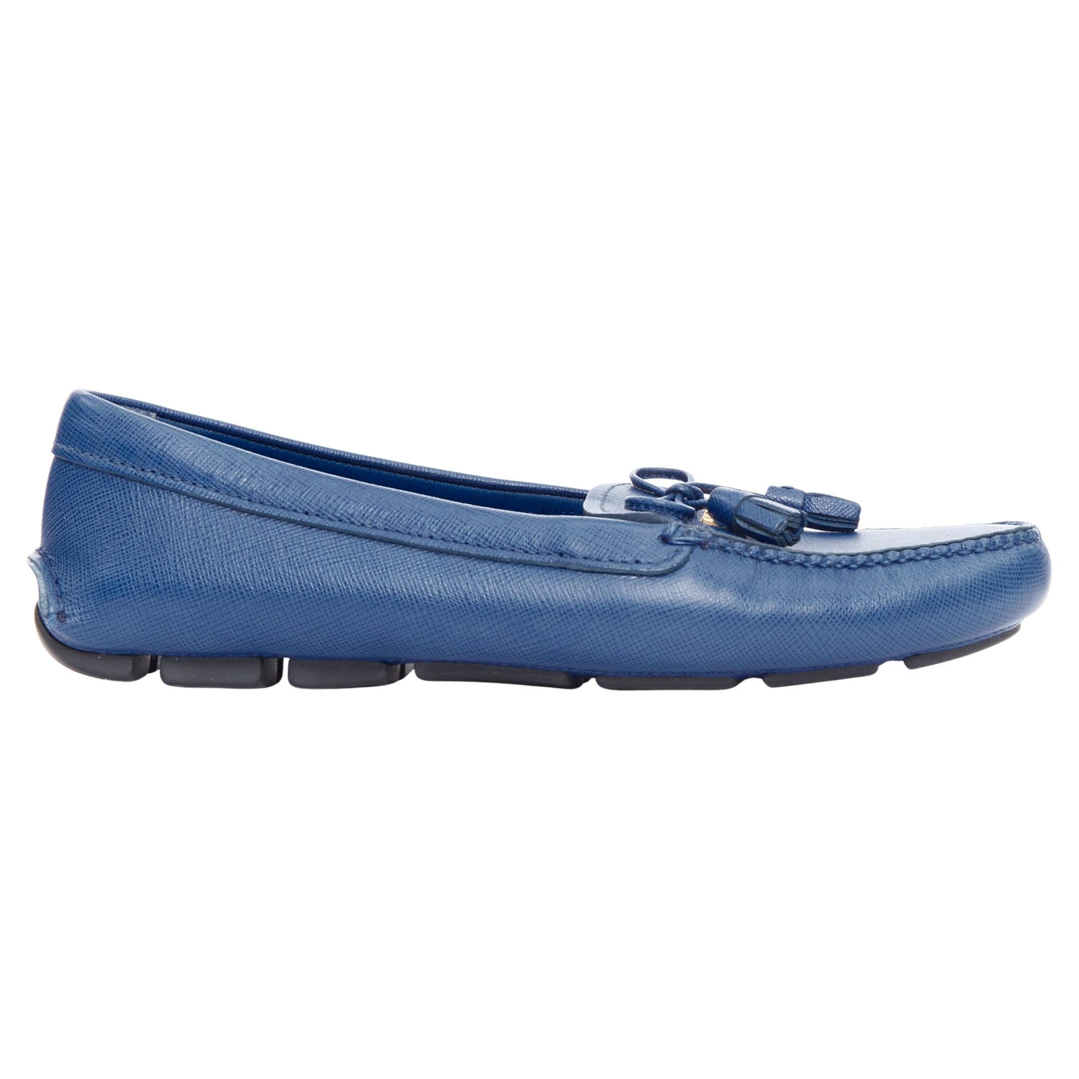 PRADA mocassins plats en cuir safrané bleu avec logo doré EU36 en vente