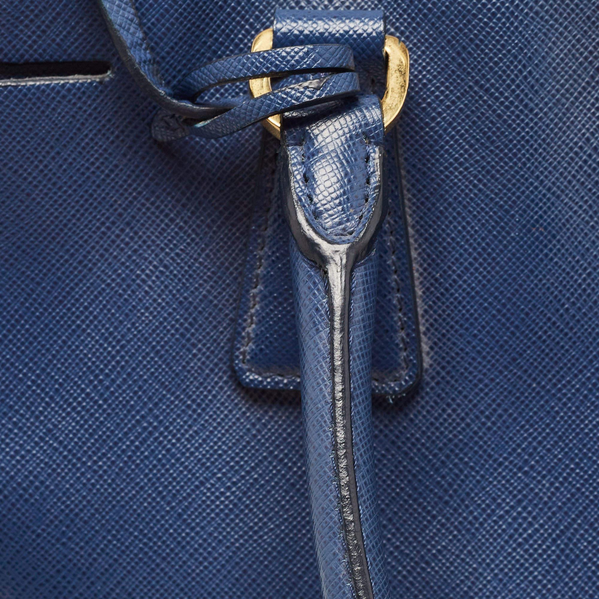 Prada - Grand sac à main en cuir Saffiano bleu pour jardiniers en vente 6
