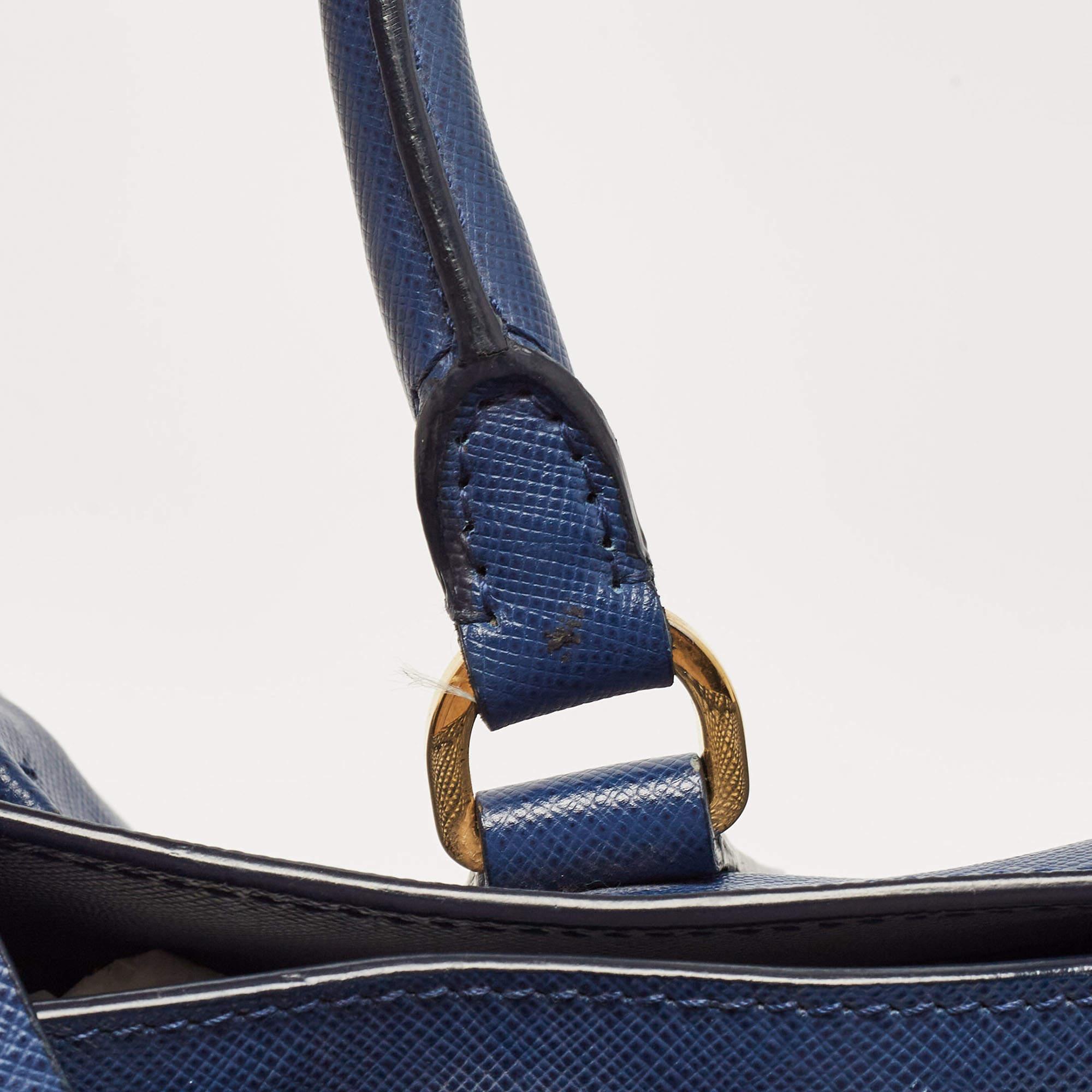 Prada - Grand sac à main en cuir Saffiano bleu pour jardiniers en vente 7