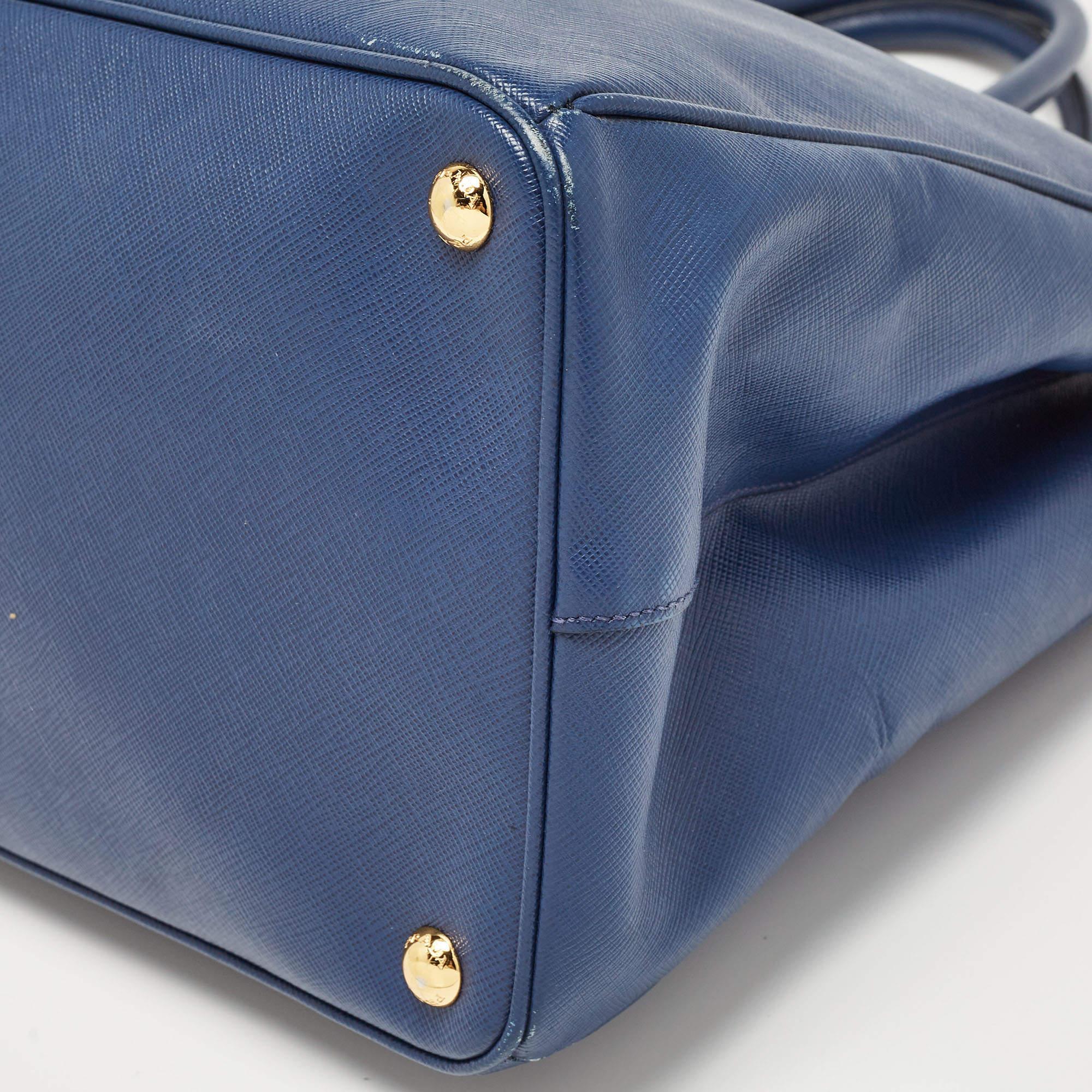 Prada - Grand sac à main en cuir Saffiano bleu pour jardiniers en vente 12