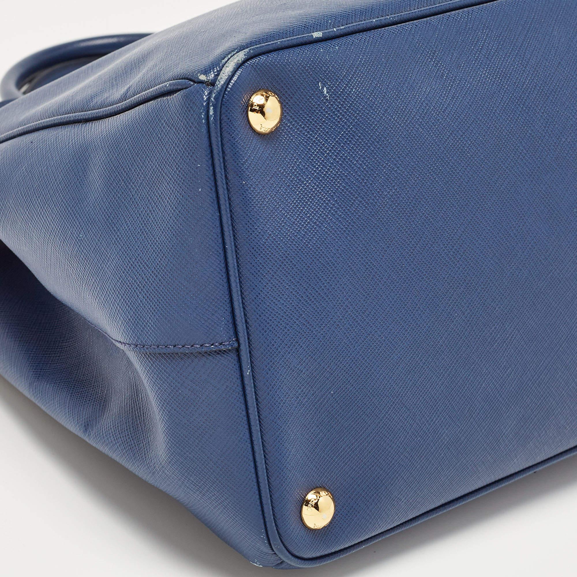Prada - Grand sac à main en cuir Saffiano bleu pour jardiniers en vente 13