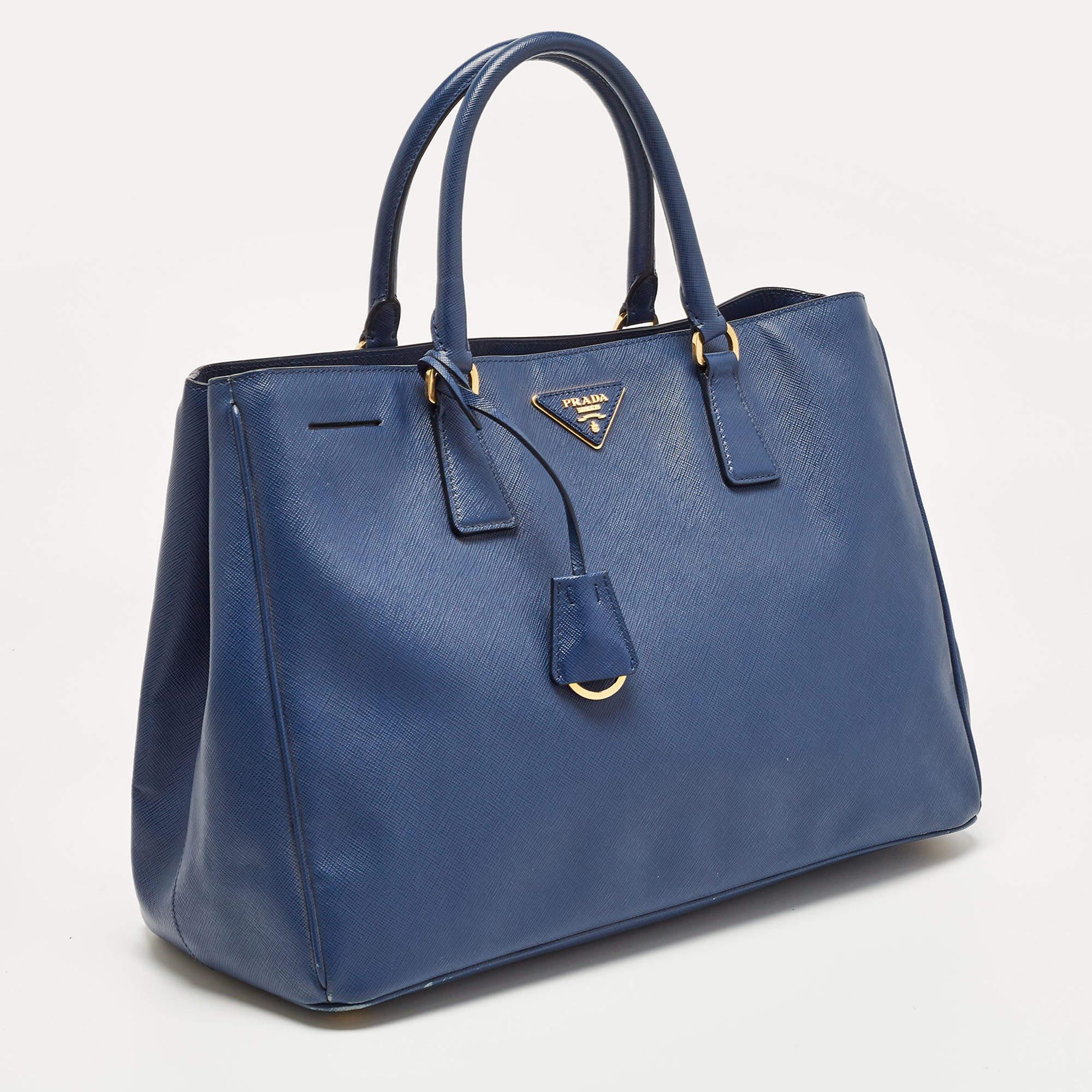 Prada - Grand sac à main en cuir Saffiano bleu pour jardiniers en vente 15