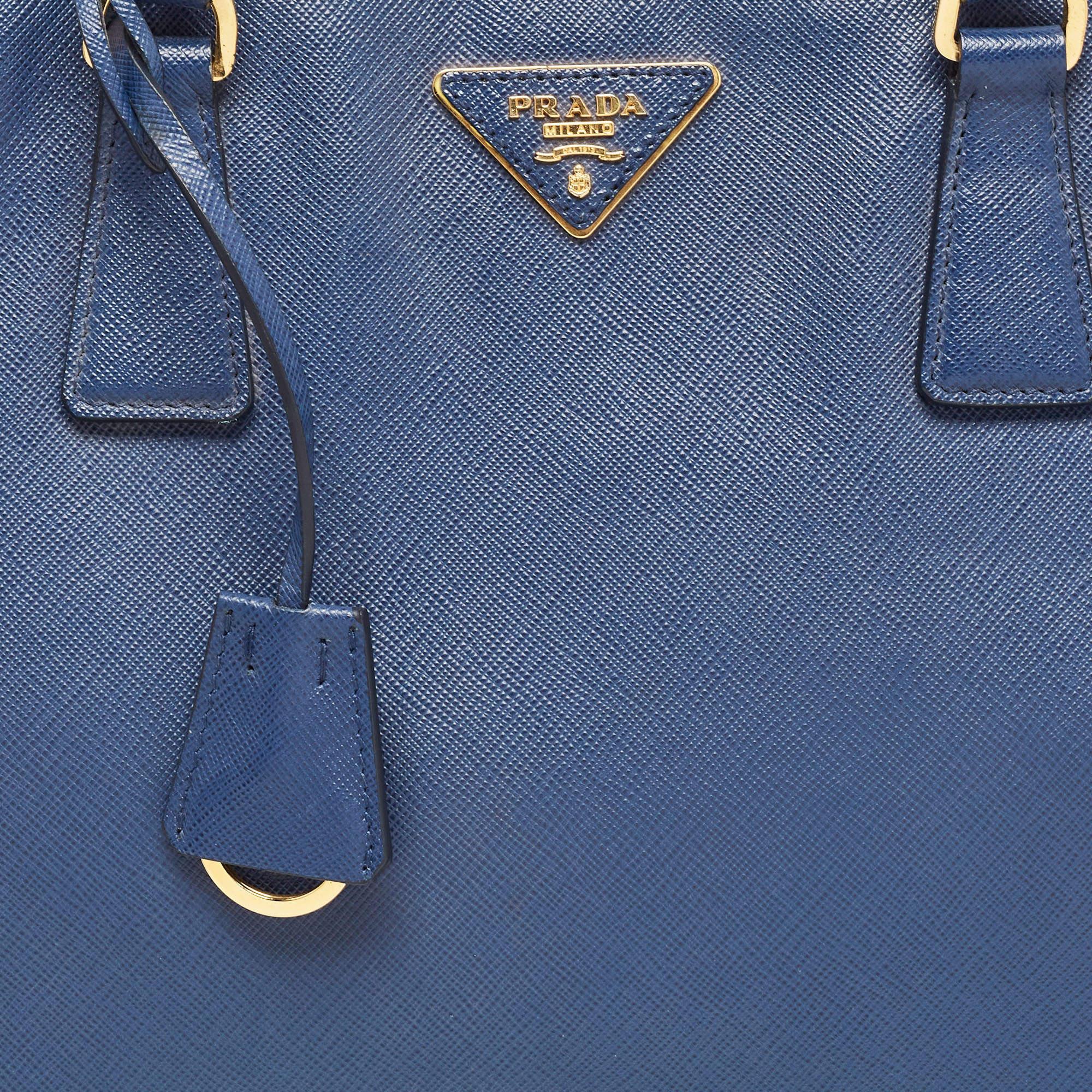 Prada - Grand sac à main en cuir Saffiano bleu pour jardiniers en vente 16