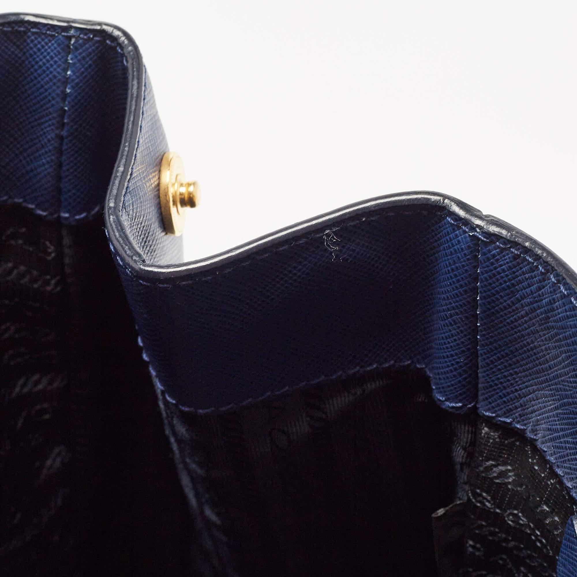 Prada - Grand sac à main en cuir Saffiano bleu pour jardiniers en vente 1
