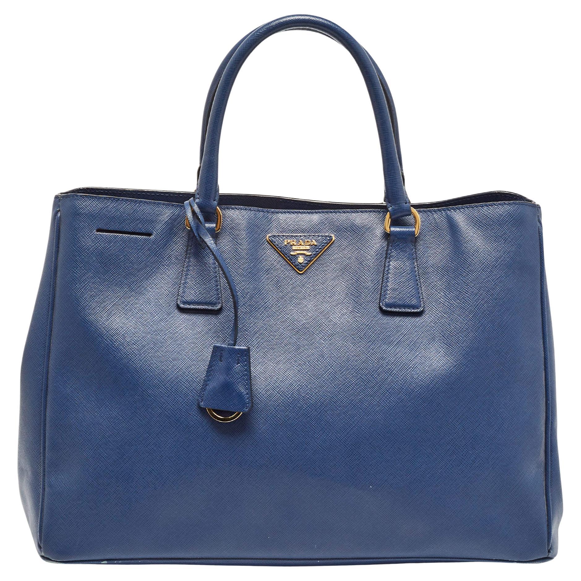 Prada - Grand sac à main en cuir Saffiano bleu pour jardiniers en vente
