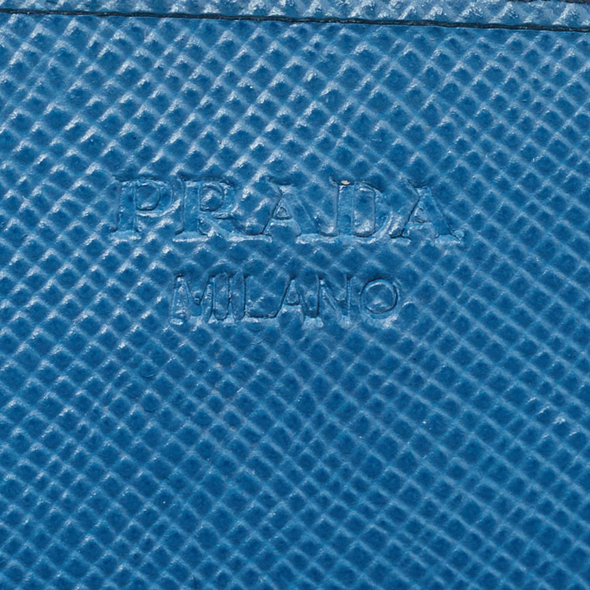 Portefeuille Prada en cuir bleu Saffiano sur chaîne en vente 7