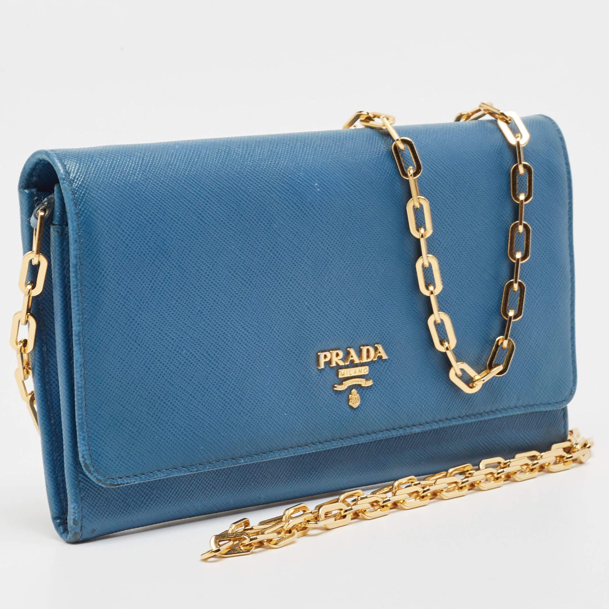 Portefeuille Prada en cuir bleu Saffiano sur chaîne Bon état - En vente à Dubai, Al Qouz 2