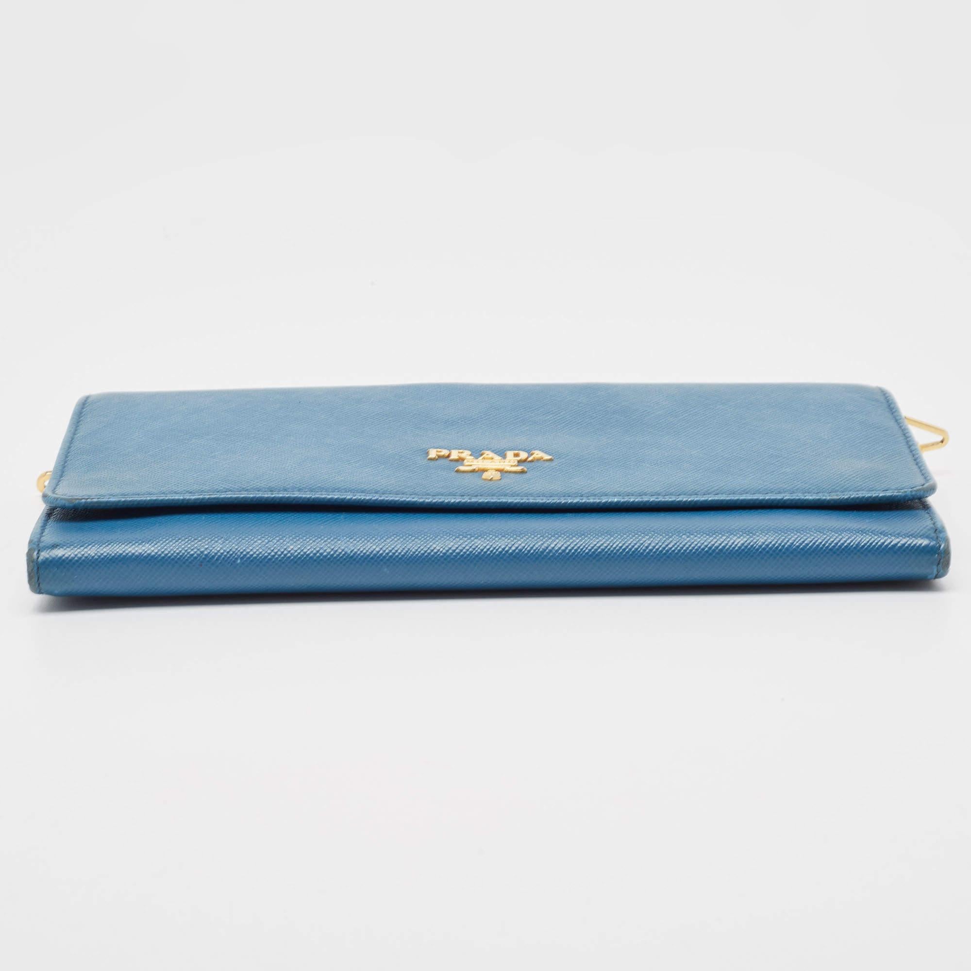 Portefeuille Prada en cuir bleu Saffiano sur chaîne Pour femmes en vente