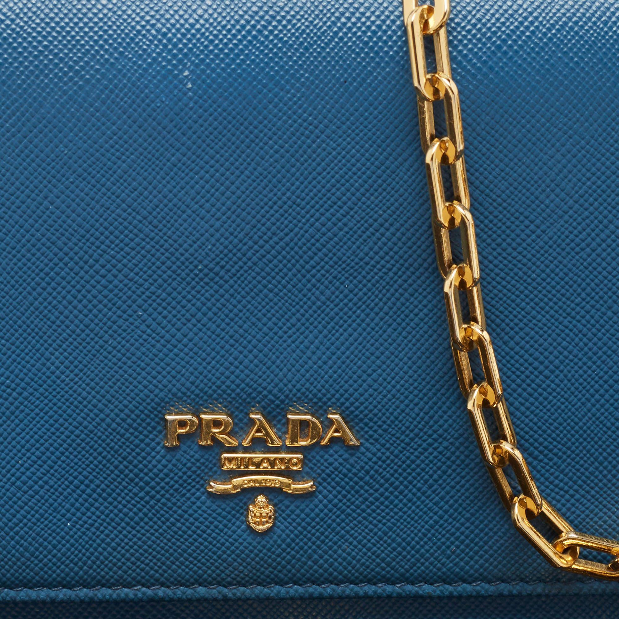 Portefeuille Prada en cuir bleu Saffiano sur chaîne en vente 3