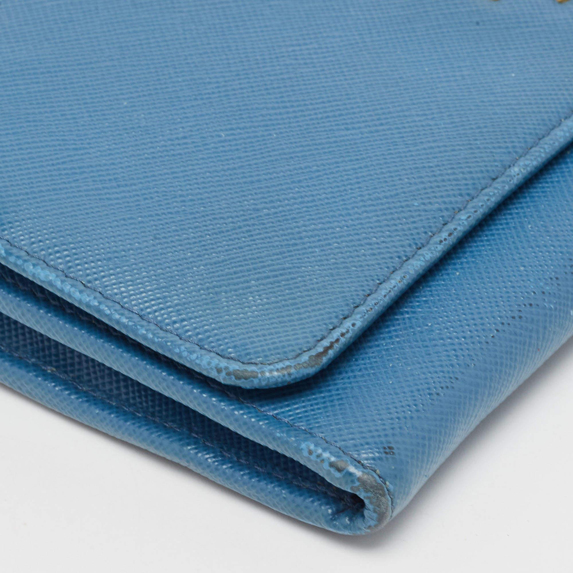 Prada Portemonnaie aus blauem Saffiano-Leder an Kette im Angebot 4