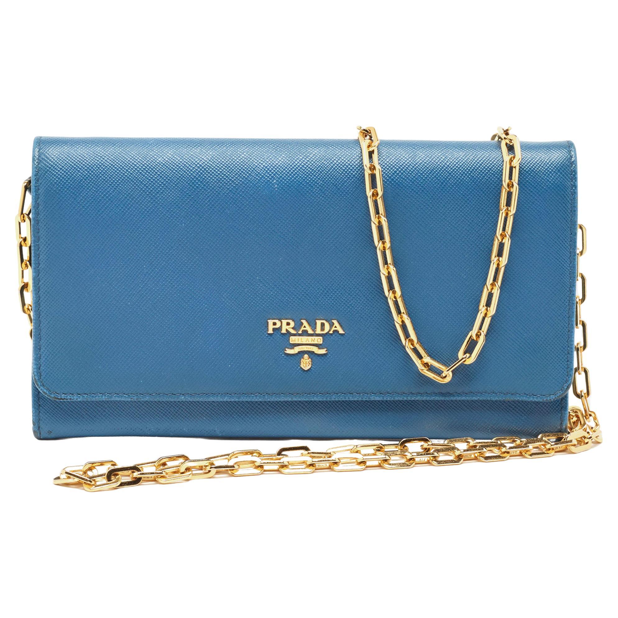 Portefeuille Prada en cuir bleu Saffiano sur chaîne en vente