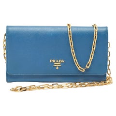 Portefeuille Prada en cuir bleu Saffiano sur chaîne