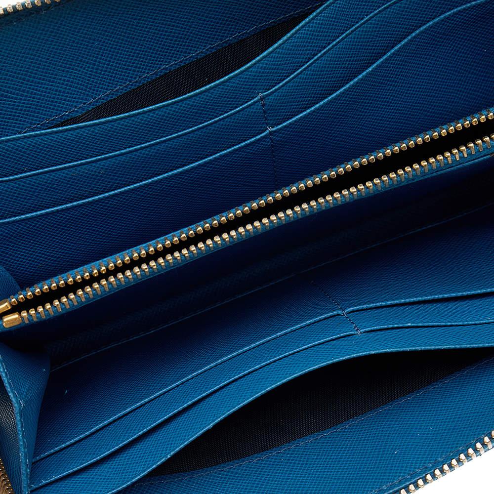 The durable Saffiano leather design of this wallet makes it a reliable accessory. This fine wallet features a grand blue shade and a zipper to secure the well-equipped interior. This Prada creation can easily fit into your everyday bags.