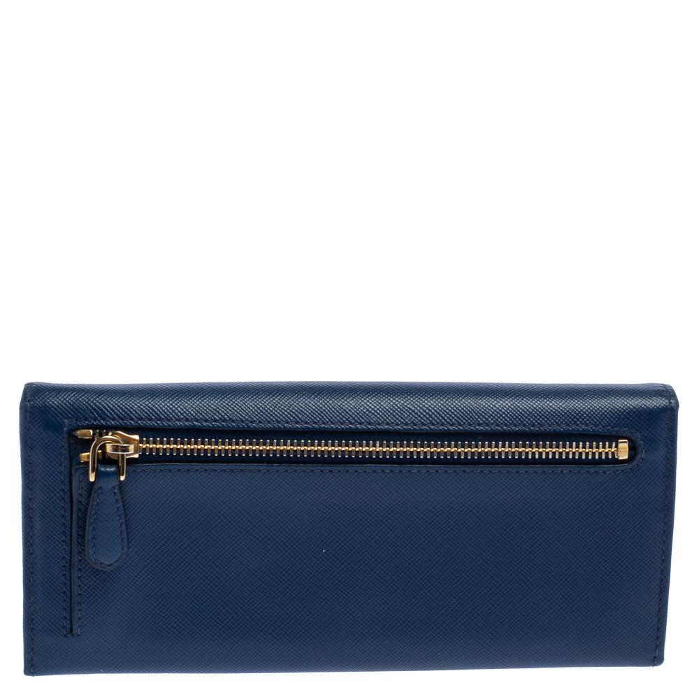 This Prada wallet is conveniently designed for everyday use. Crafted from Saffiano Lux leather, the piece has a lovely blue shade, and a leather and nylon lined interior that houses multiple card slots and compartments for you to arrange your cash.