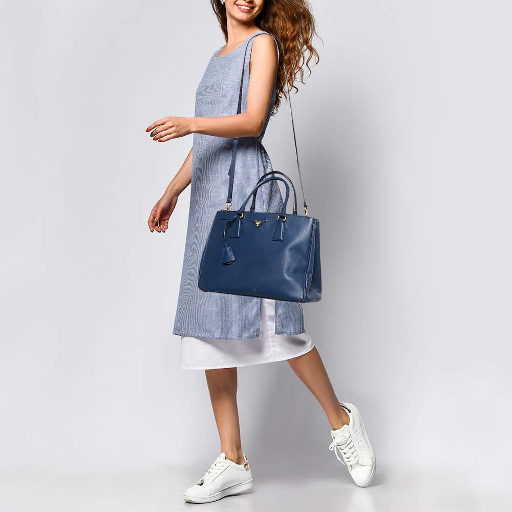 La tradiciÃ³n de excelencia de la casa de moda, unida a la sensibilidad del diseÃ±o moderno, hacen que este bolso sea Ãºnico. Es un accesorio fabuloso para llevar al hombro o cruzado.