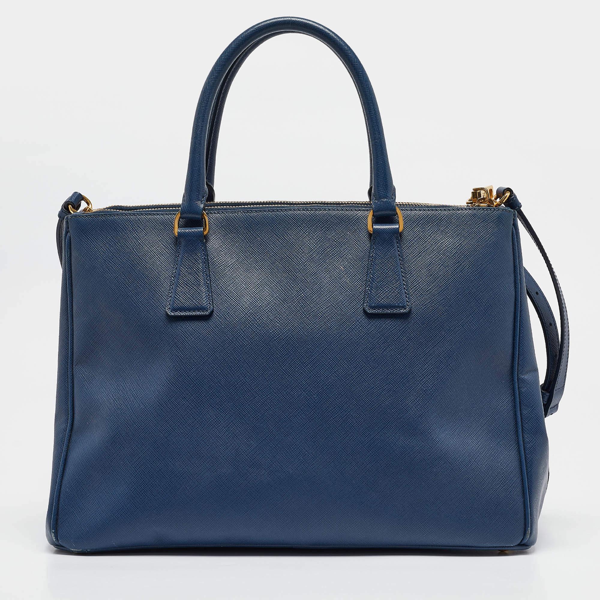 Prada Bolso mediano de piel saffiano Lux azul con doble cremallera en Bueno Estado en Dubai, Al Qouz 2