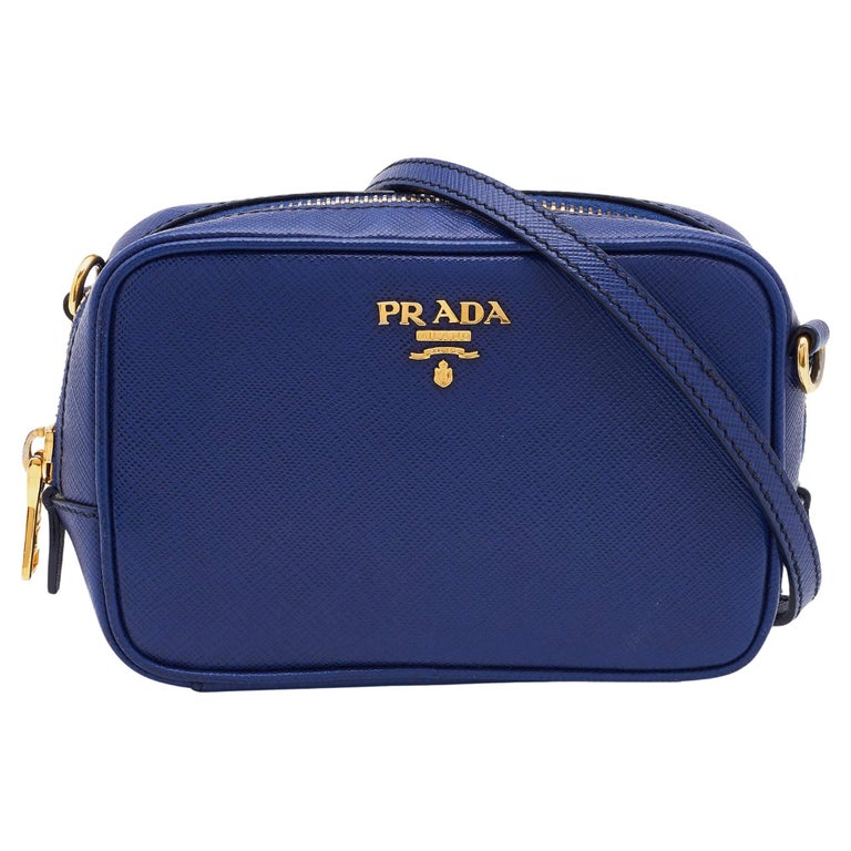 Prada - Mini sac à bandoulière pour appareil photo en cuir bleu Saffiano  Lux sur 1stDibs