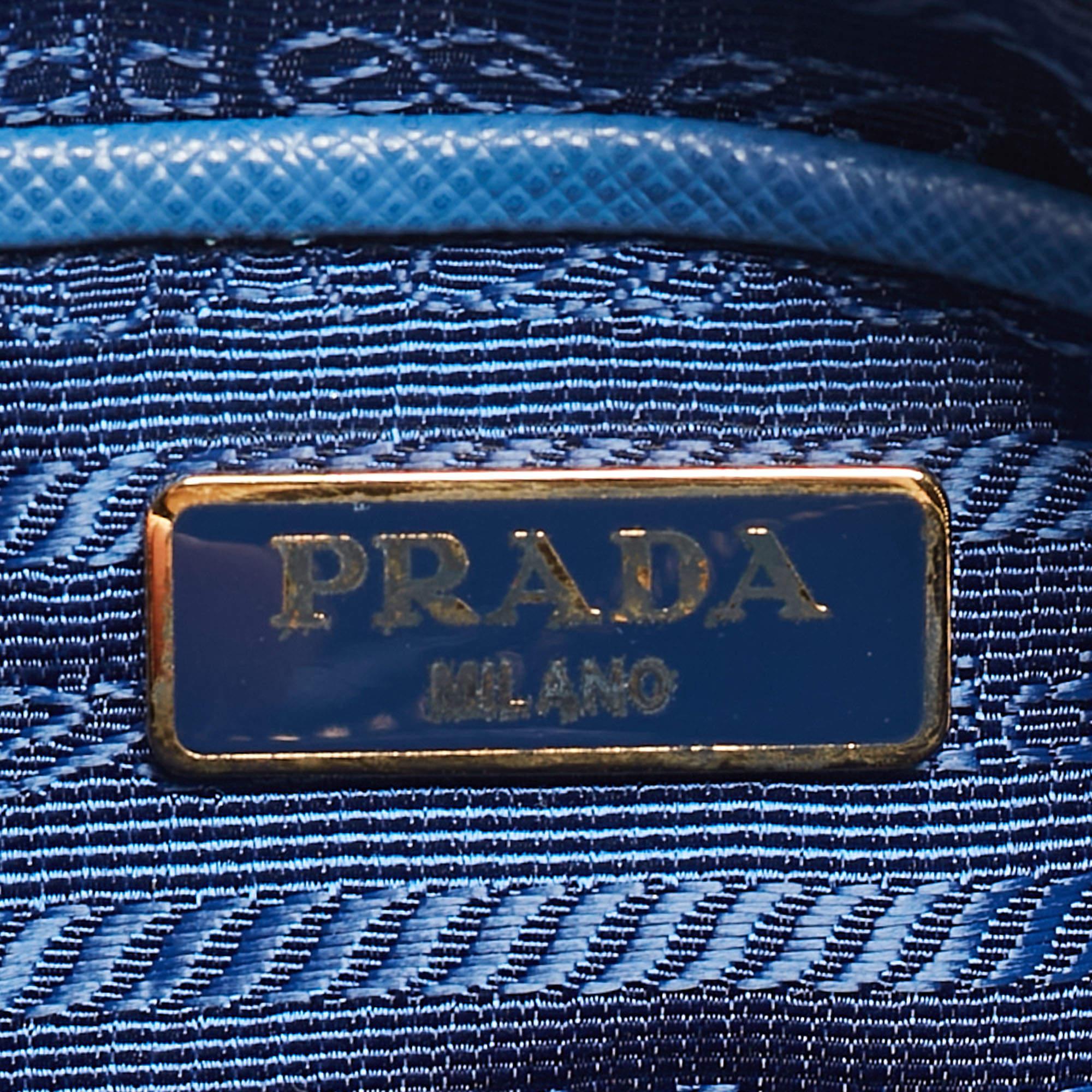 Prada - Mini sac à main en cuir Saffiano Lux à fermeture éclair - Bleu en vente 7
