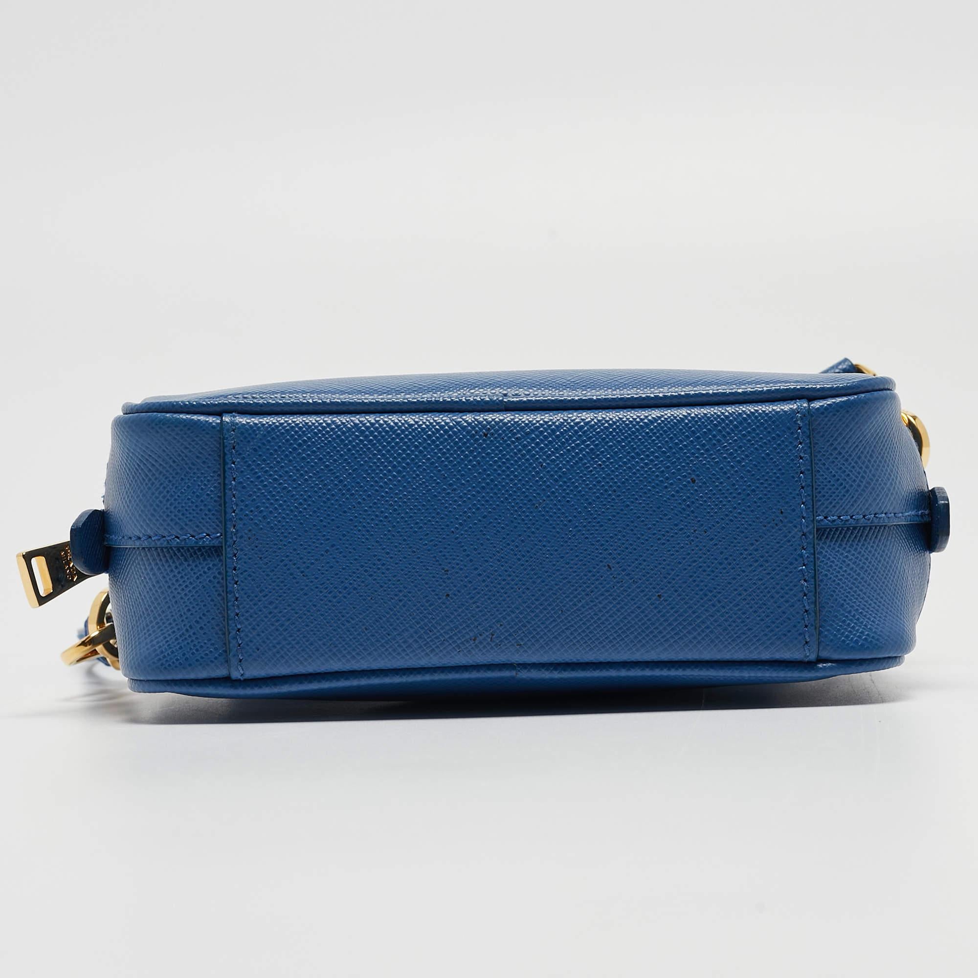Prada - Mini sac à main en cuir Saffiano Lux à fermeture éclair - Bleu en vente 8