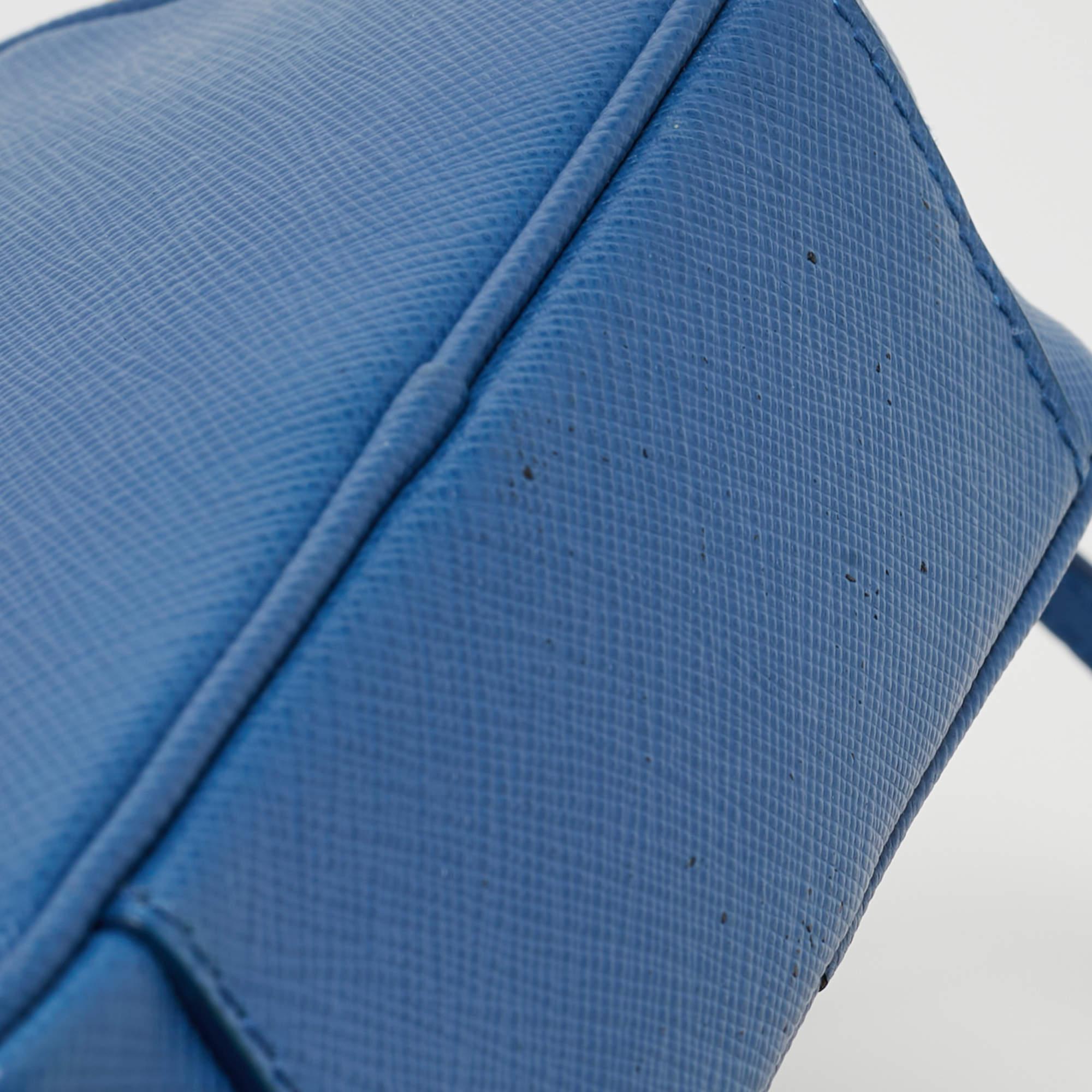 Prada - Mini sac à main en cuir Saffiano Lux à fermeture éclair - Bleu en vente 3