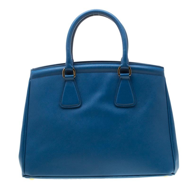 This leather bag is nothing but an example of pure elegance. Lined with a nylon interior, the Parabole tote includes a centre zip pocket which divides the space into separate compartments to house your essentials in an organized manner. Designed in