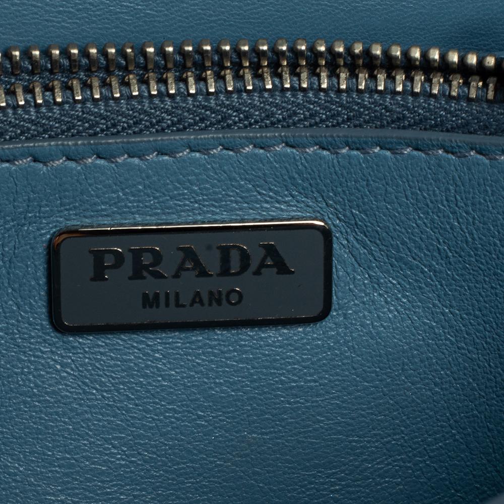 Bolso Crossbody Pequeño de Piel Saffiano Lux Azul de Prada 5