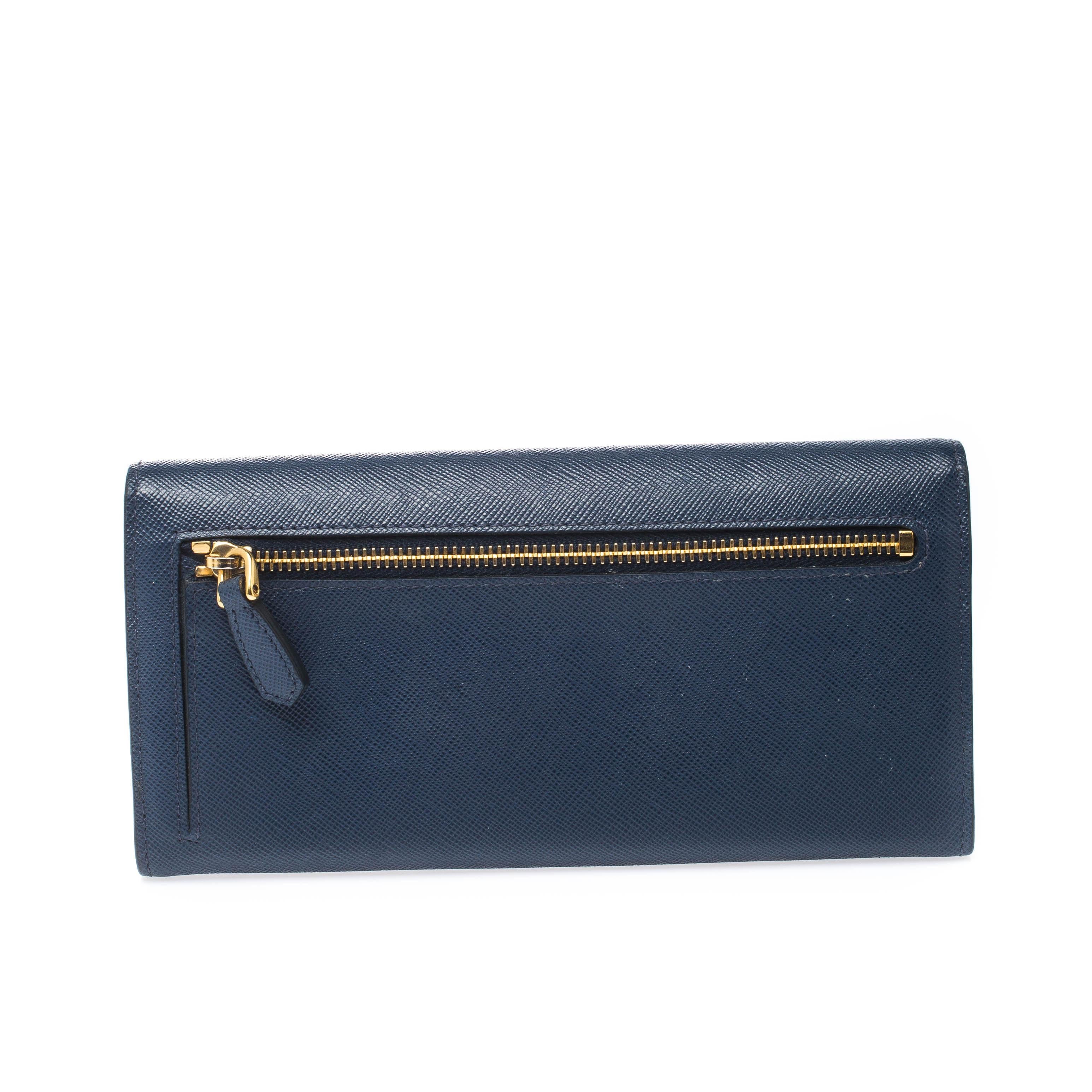Designed to perfection and crafted from Saffiano Lux leather, this wallet can be your go-to accessory. Bringing multiple slots and compartments, this piece from Prada is stylish and convenient. Add a touch of chic style to your wardrobe with this