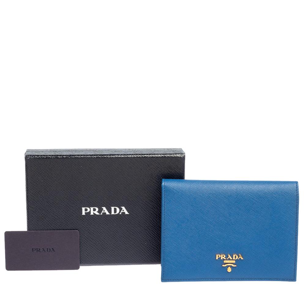 Carry your travel documents in style with this Prada passport holder. Crafted from leather, this holder opens up to a functional interior. It has space for your passport, cards, and other papers.

