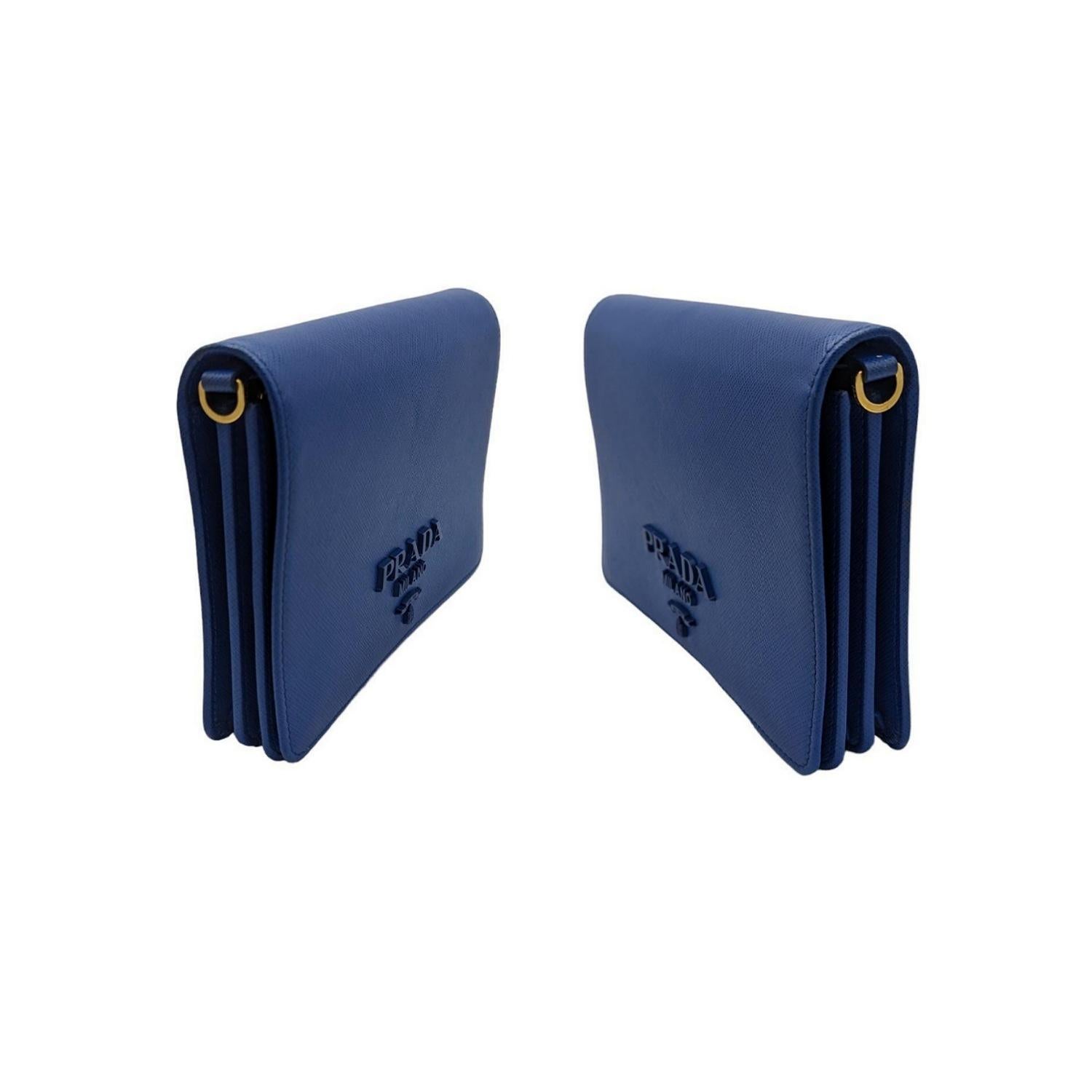 Portefeuille à mini-chaîne en monochrome Saffiano bleu de Prada Pour femmes en vente