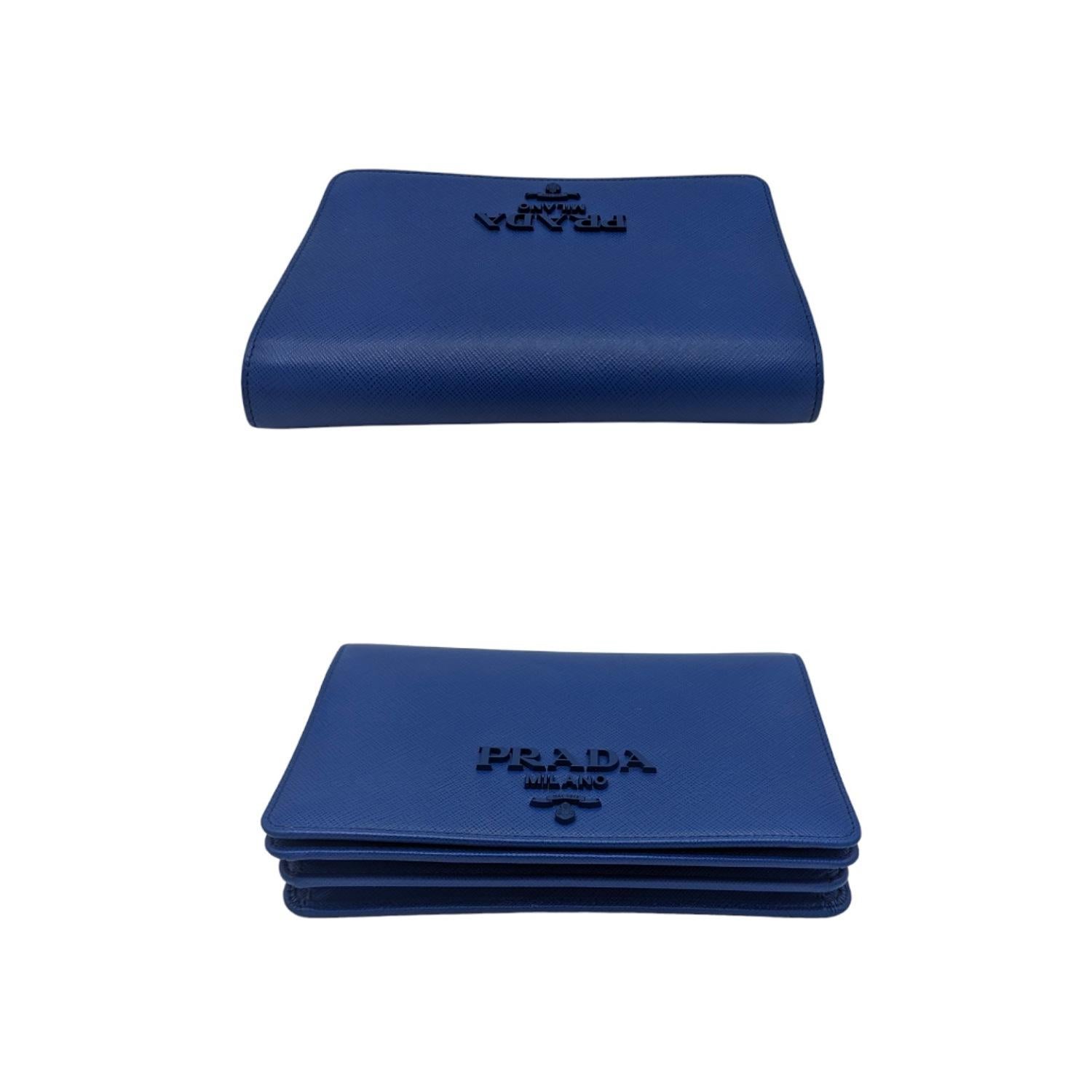 Prada Blaue Saffiano Monochrome Mini-Ketten-Geldbörse im Angebot 1