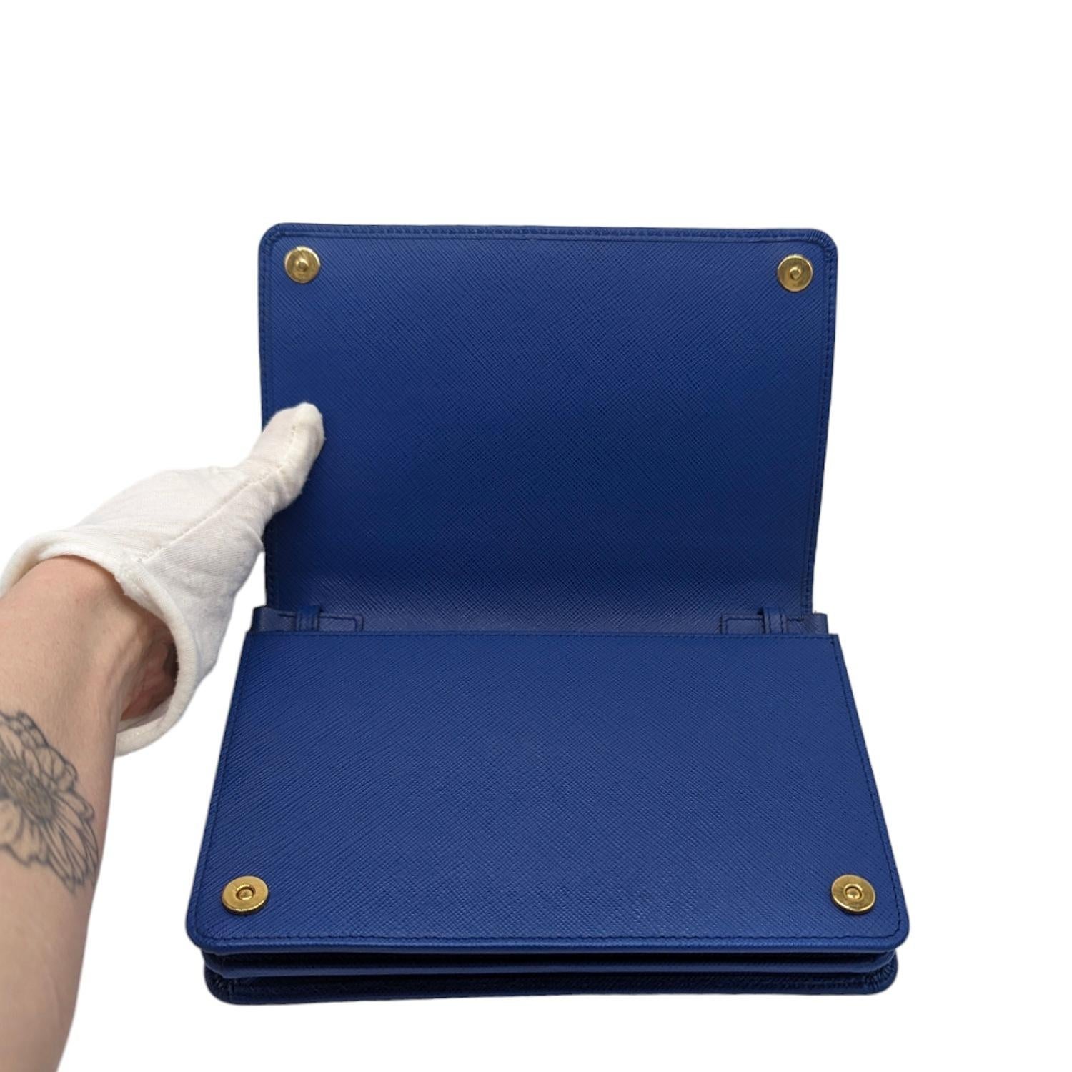 Prada Blaue Saffiano Monochrome Mini-Ketten-Geldbörse im Angebot 2