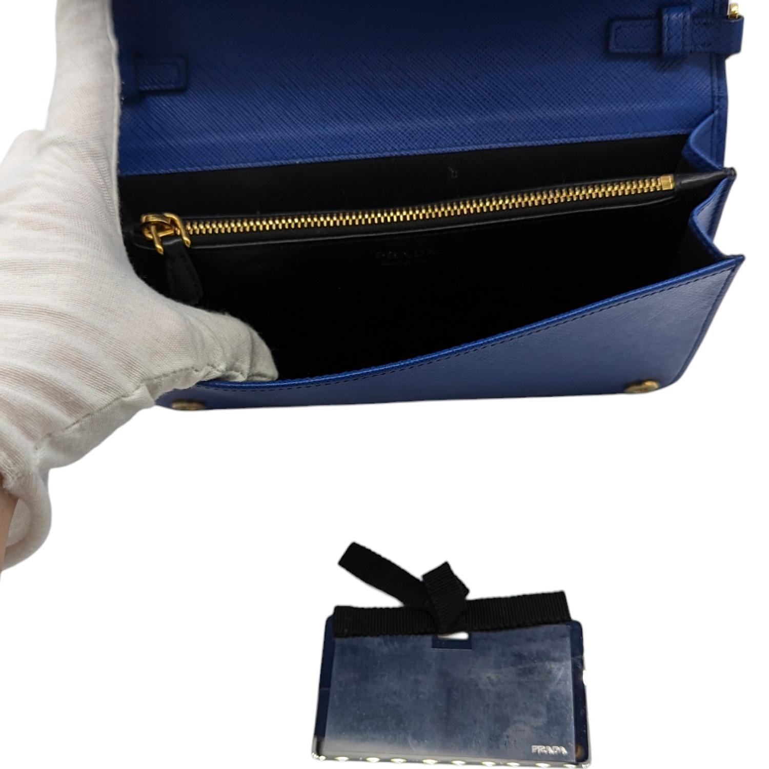 Prada Blaue Saffiano Monochrome Mini-Ketten-Geldbörse im Angebot 3