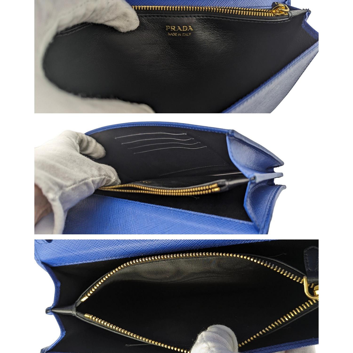 Portefeuille à mini-chaîne en monochrome Saffiano bleu de Prada en vente 5
