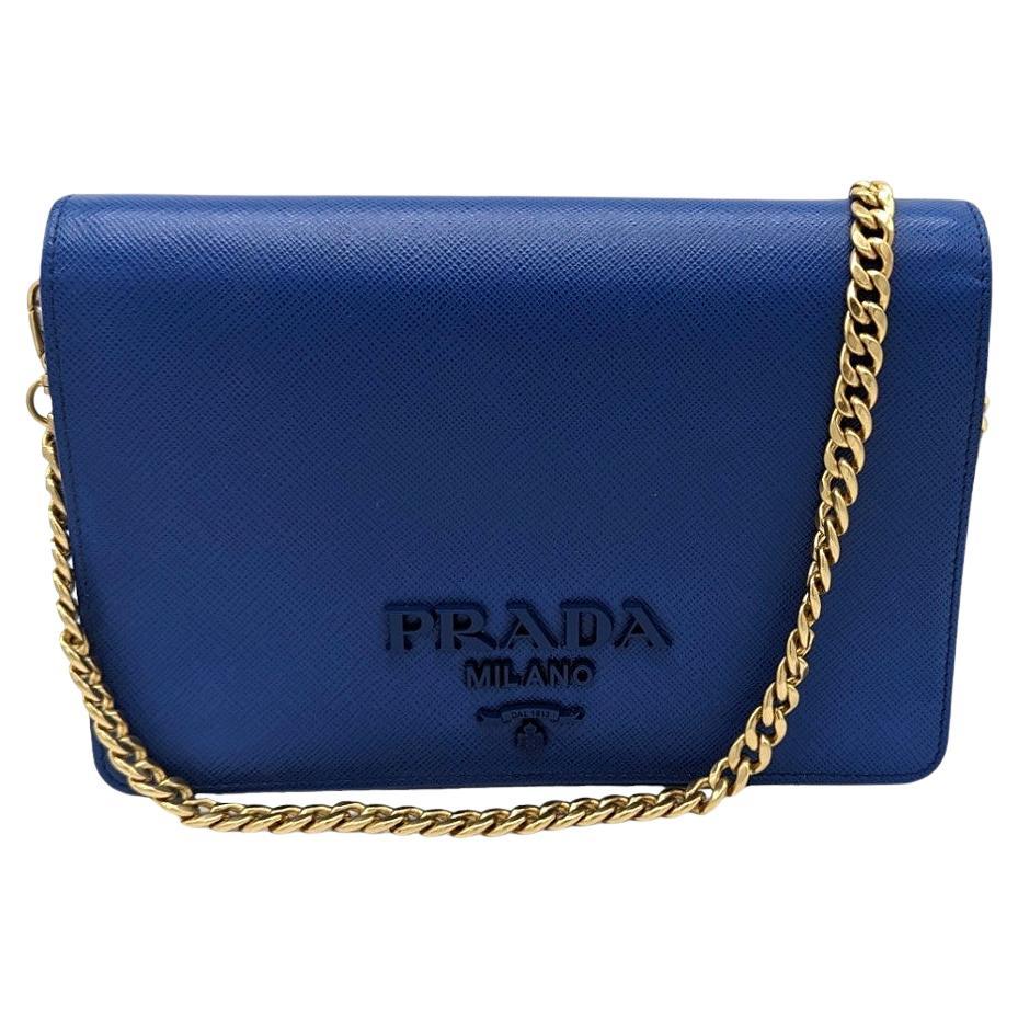 Portefeuille à mini-chaîne en monochrome Saffiano bleu de Prada en vente