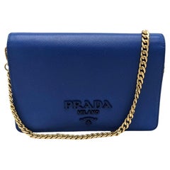 Portefeuille à mini-chaîne en monochrome Saffiano bleu de Prada
