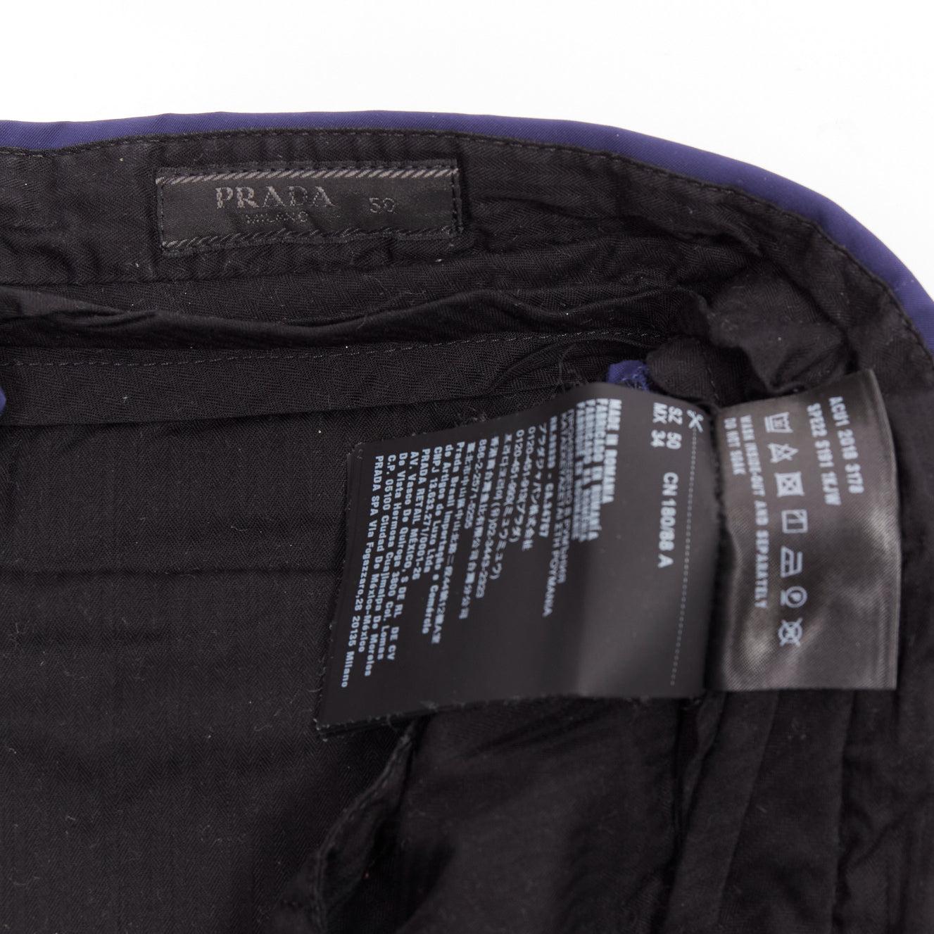 PRADA bermuda bleu en nylon brillant à pinces au dos et à poches boutonnées IT50 L en vente 3