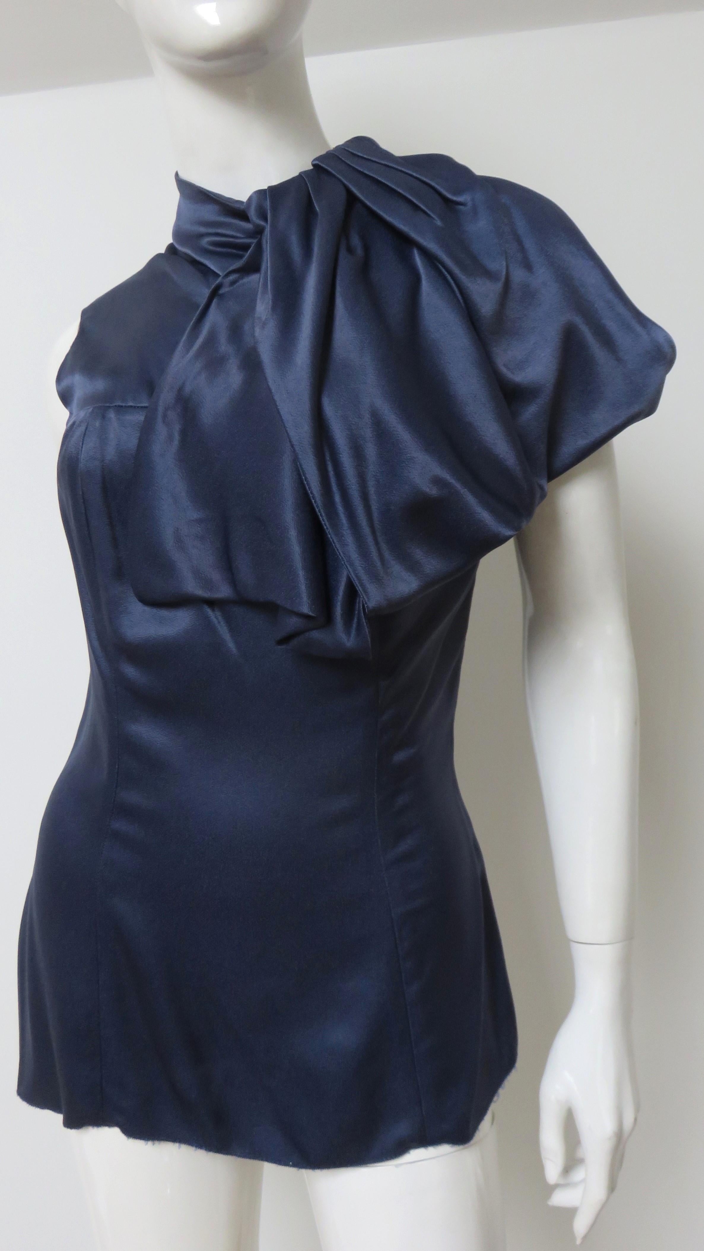 Blaues Seidenoberteil von Prada mit Neck Drapierung (Schwarz) im Angebot