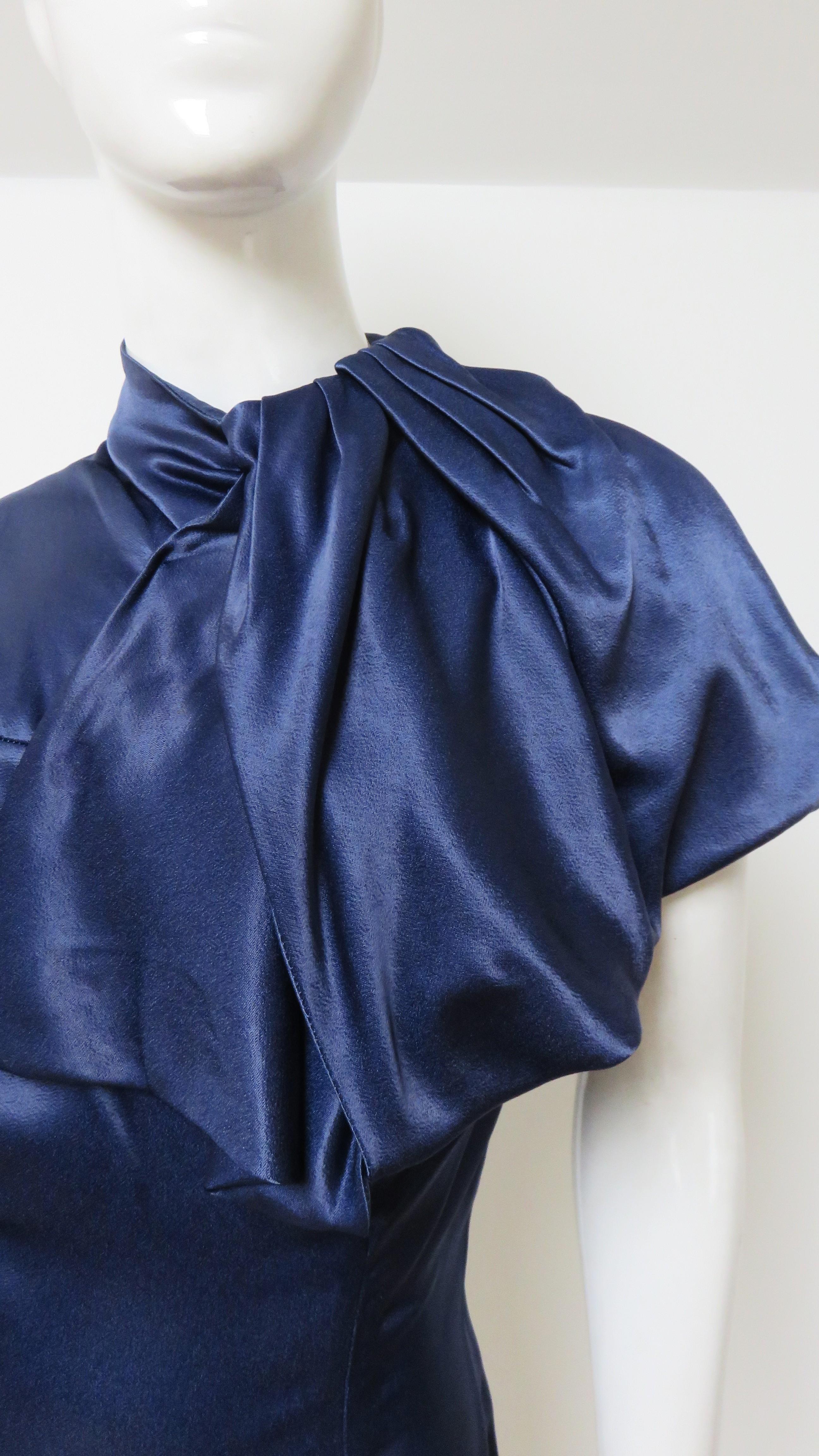 Blaues Seidenoberteil von Prada mit Neck Drapierung im Zustand „Hervorragend“ im Angebot in Water Mill, NY