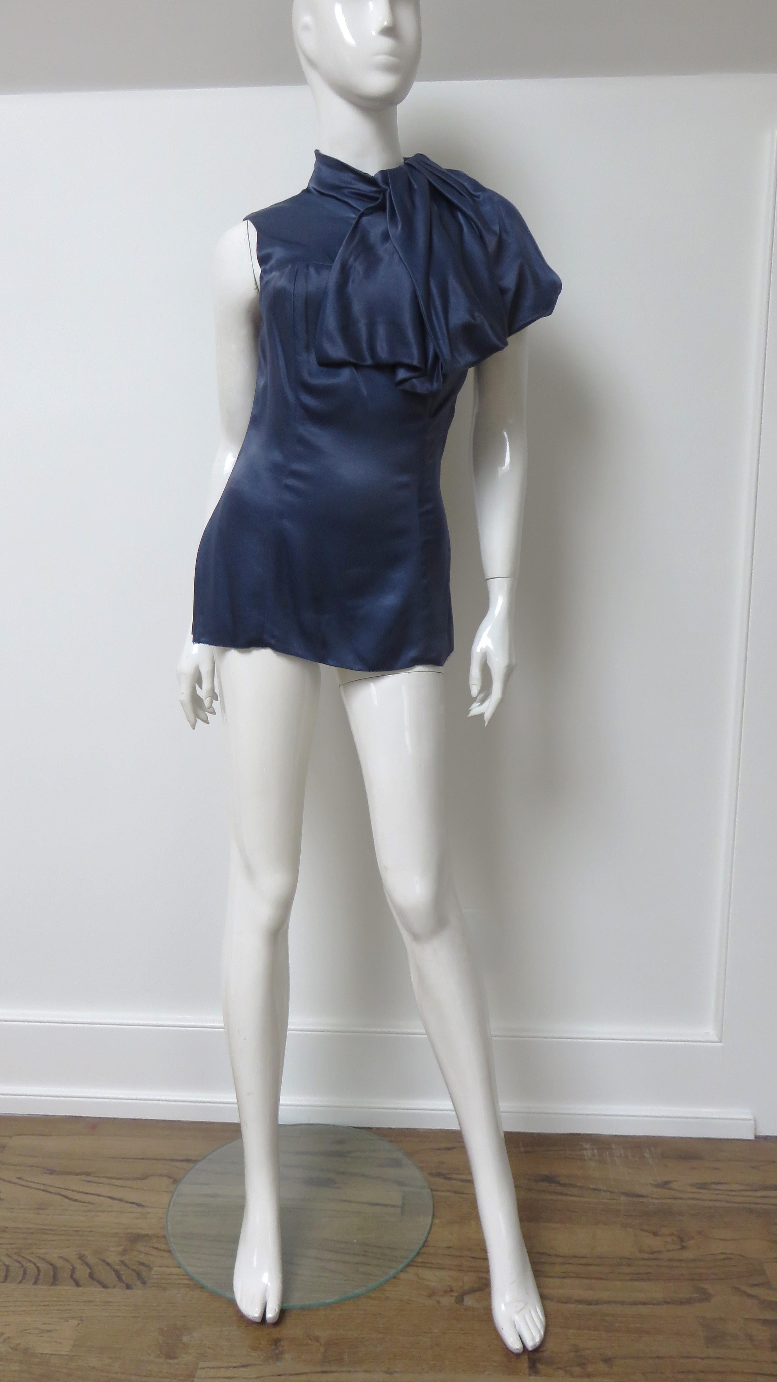 Blaues Seidenoberteil von Prada mit Neck Drapierung im Angebot 1