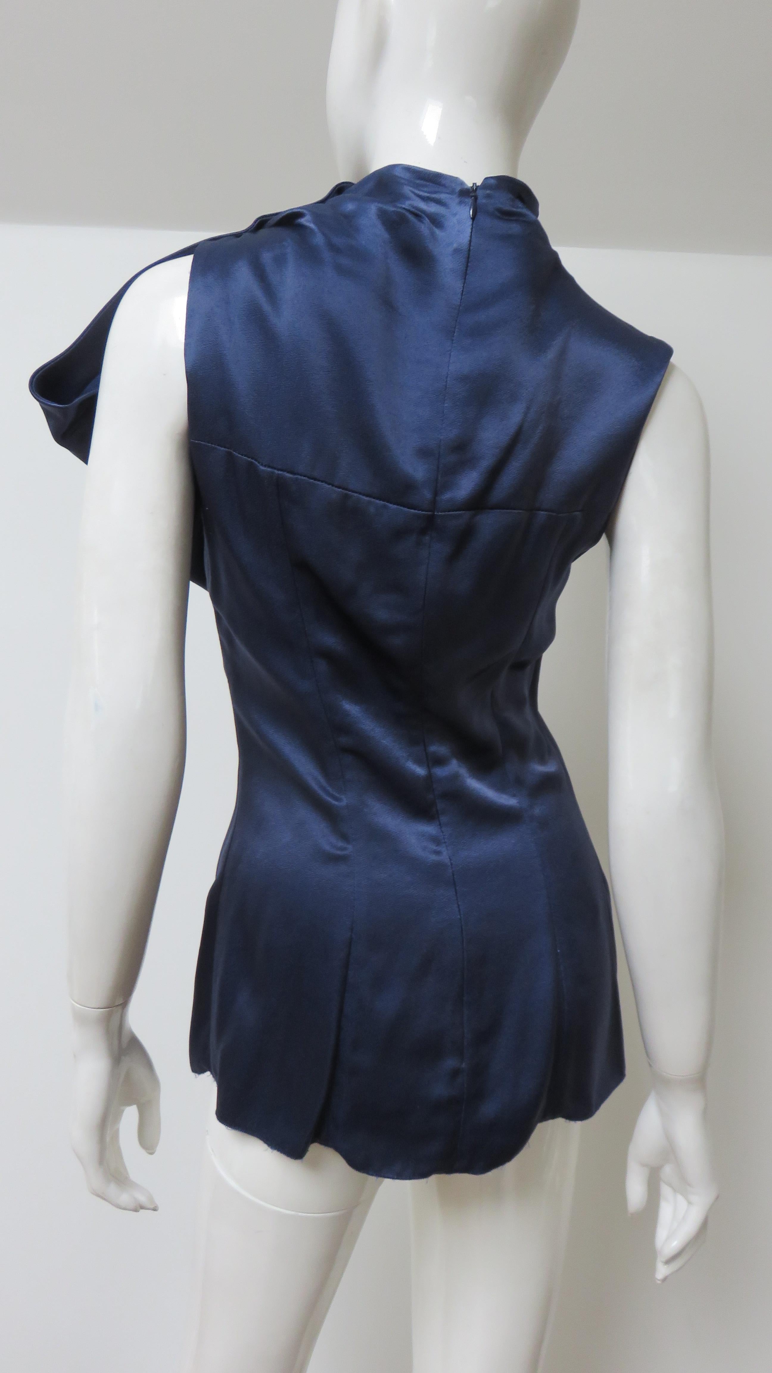 Blaues Seidenoberteil von Prada mit Neck Drapierung im Angebot 3