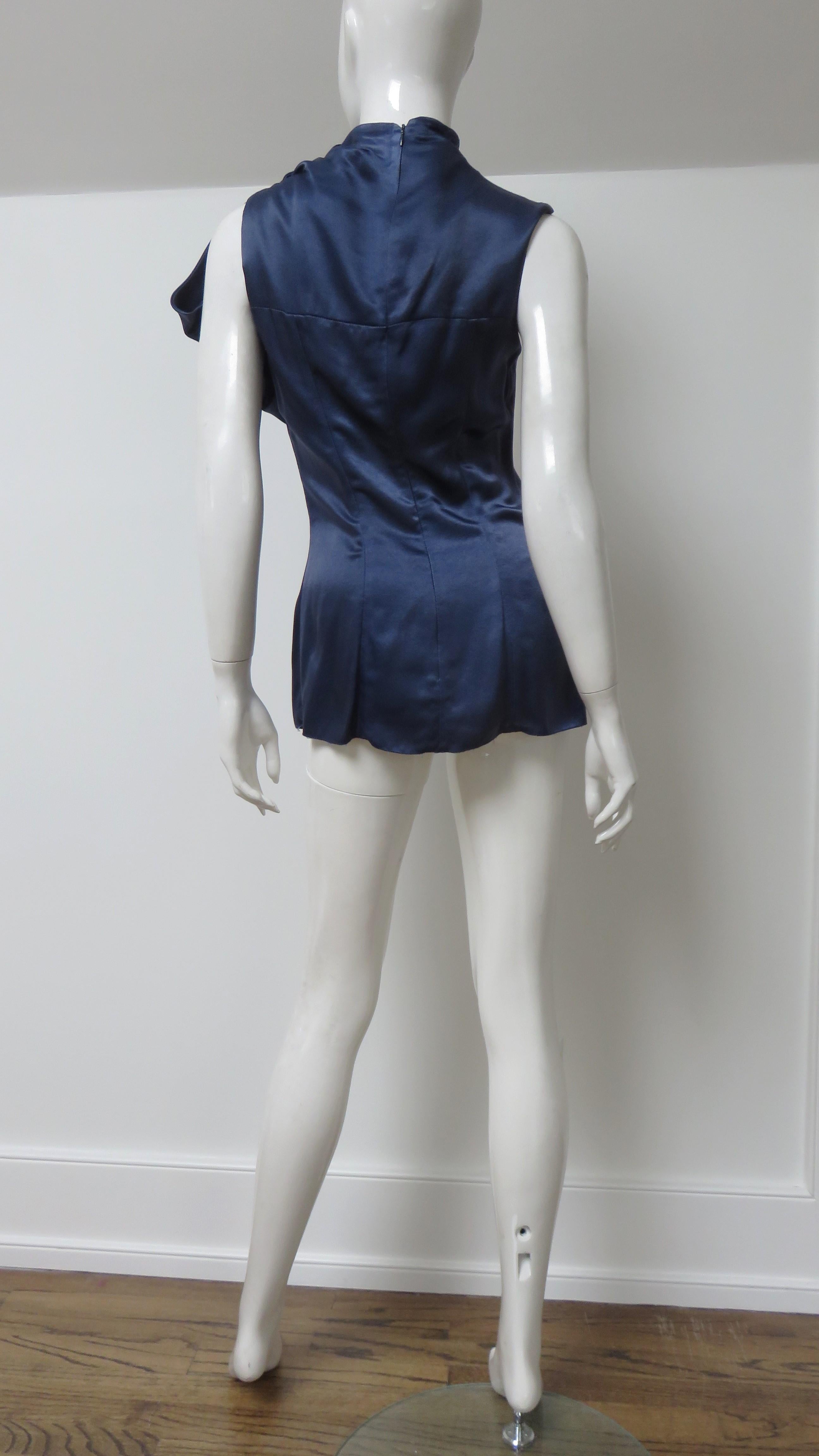 Blaues Seidenoberteil von Prada mit Neck Drapierung im Angebot 4