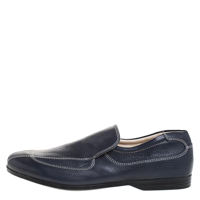 This pair of Prada loafers combines comfort with style. Crafted from blue leather, they feature rubber soles, leather insoles and fine stitch detailing. They can be teamed up with all your casual outfits.

