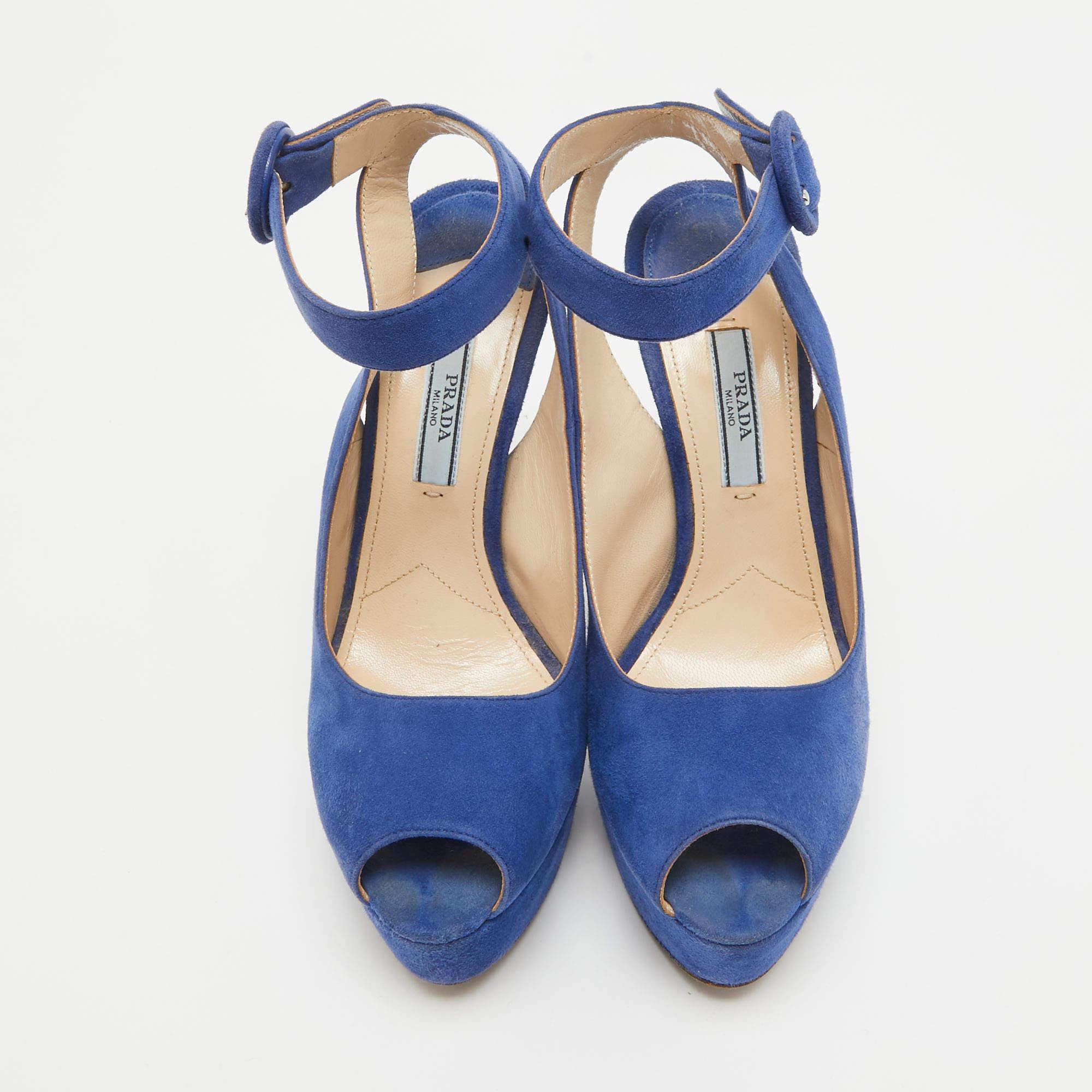 Bleu Prada Sandales à plateforme à bout ouvert en daim bleu, taille 36,5 en vente