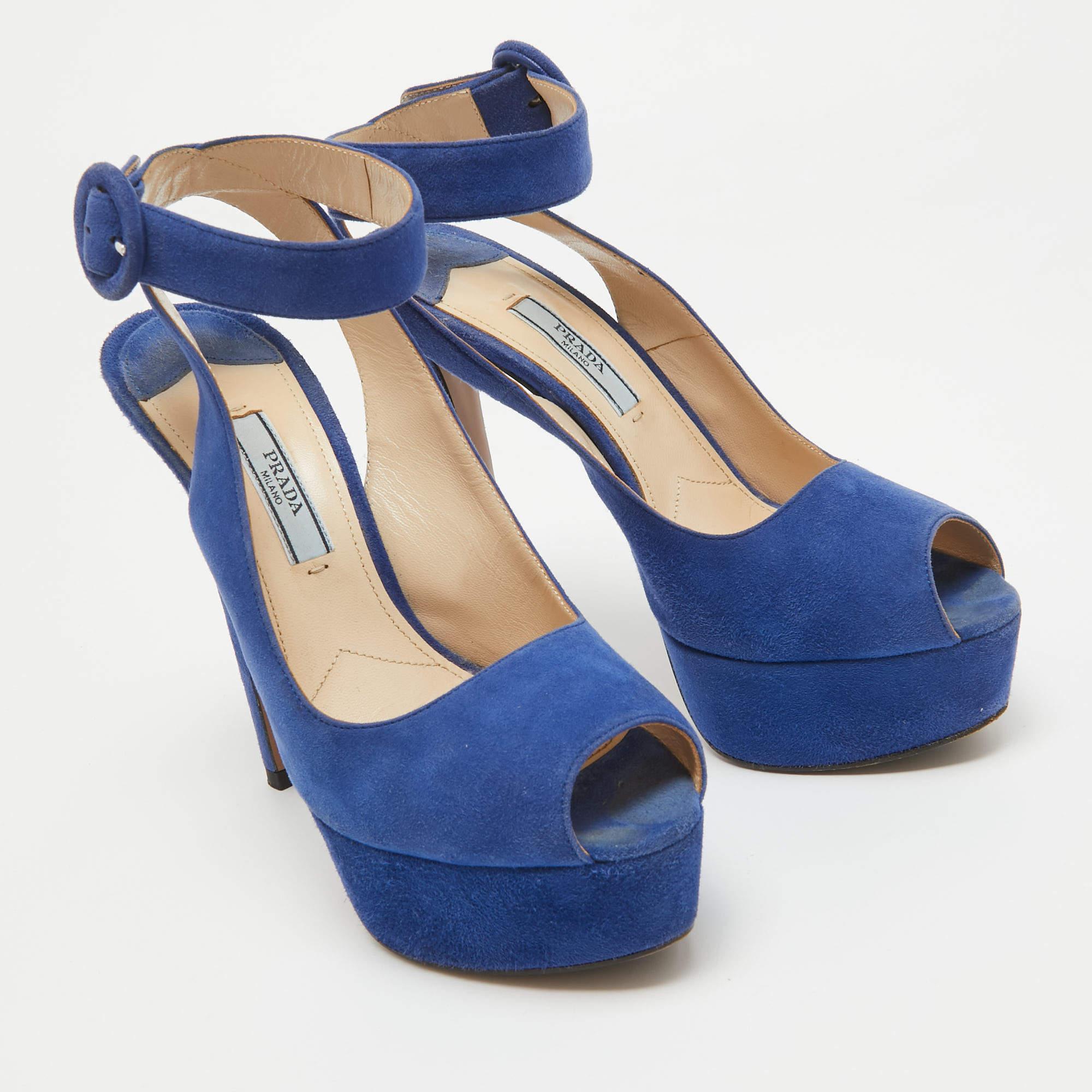 Prada Sandales à plateforme à bout ouvert en daim bleu, taille 36,5 Bon état - En vente à Dubai, Al Qouz 2