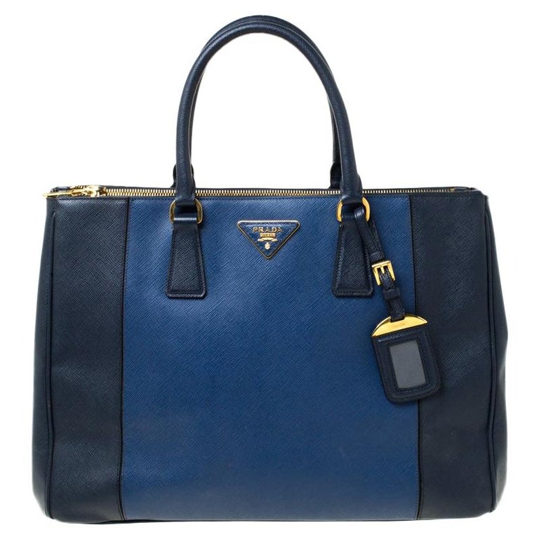 Prada Blaue zweifarbige Saffiano Lux Leder-Tasche mit doppeltem  Reißverschluss im Angebot bei 1stDibs