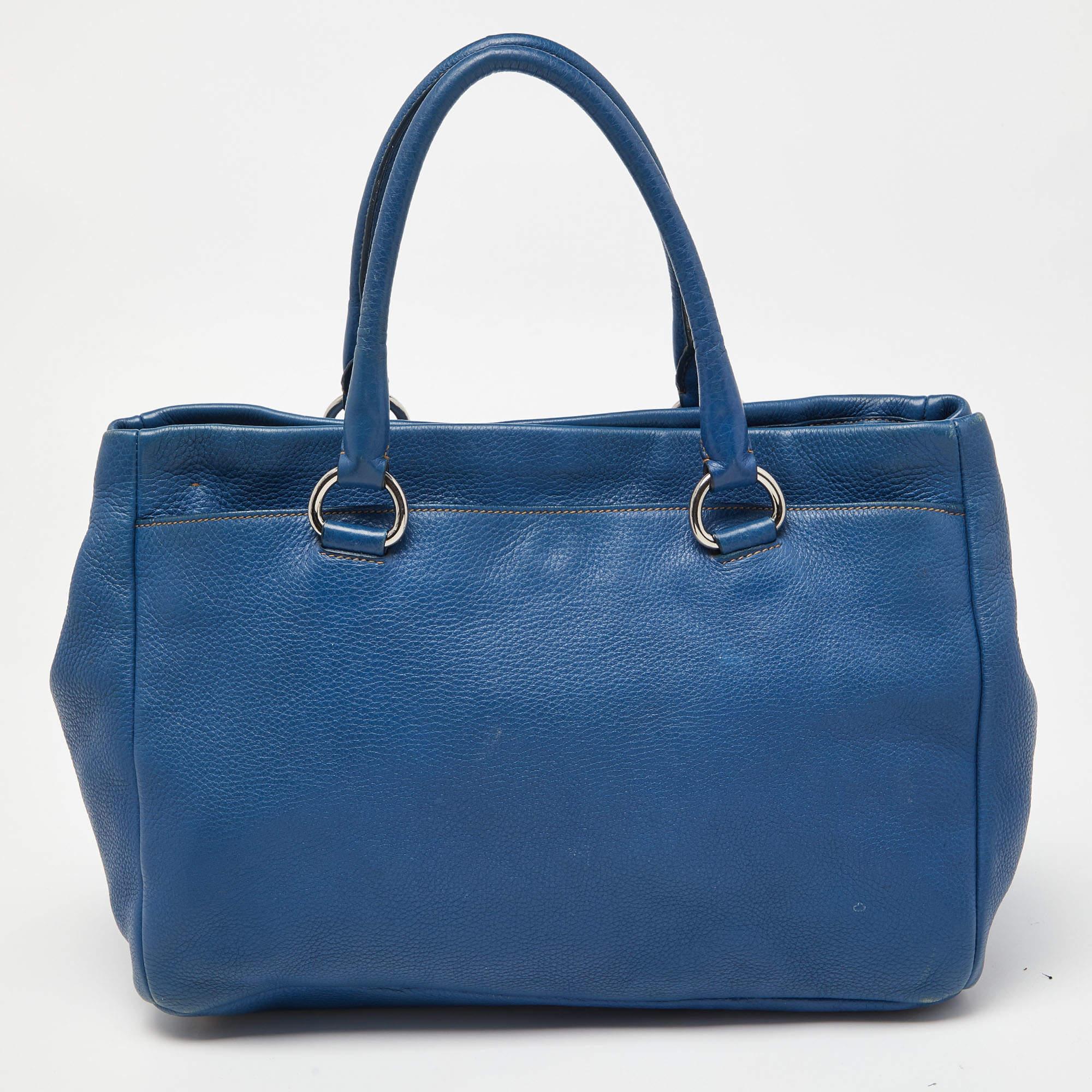 Prada Blue Vitello Daino Leather Tote In Fair Condition For Sale In Dubai, Al Qouz 2